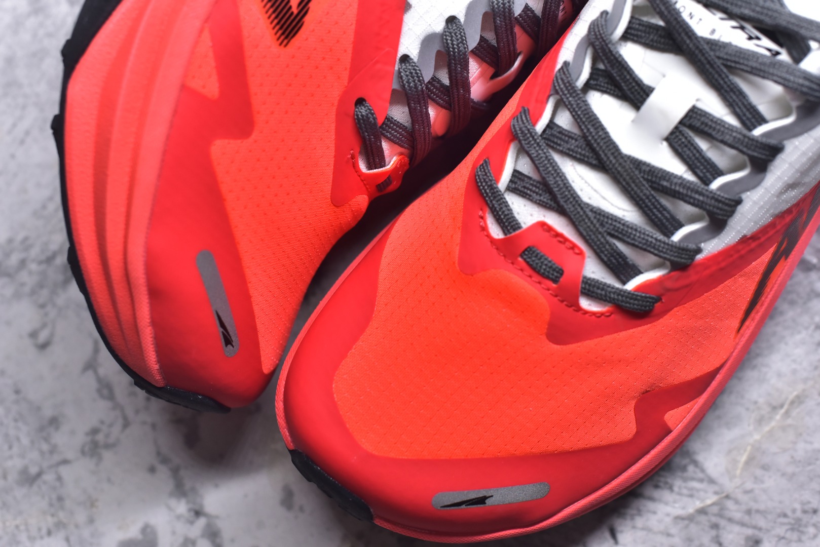 图片[8]-#Altra奥创 M OLYMPUS 6 缓震回弹轻量跑鞋减震透气跑鞋 美国专业跑鞋品牌，国内越野跑市场占有量前三 全掌碳板 高科技大底 采用MaxTrac™中底+Vibram®Megagrip外底，适合长距离越野跑。Altra标志性的FootShape™宽鞋头，适合宽脚或需要脚趾自然舒展的跑者。Vibram®大底提供超强抓地力，适应泥地、碎石、湿滑路面。GaiterTrap™鞋面设计，防止碎石进入。 尺码： 39-46-选品中心