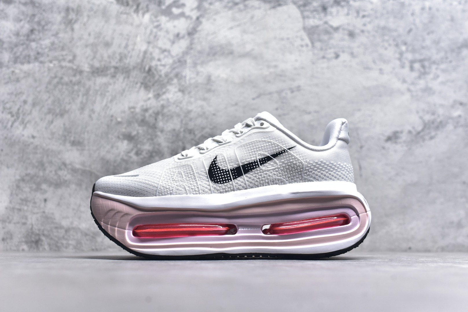 #NK Pegasus Premium 飞马全掌气垫跑步运动鞋 FN8453-020 气垫的究极进化 NIKE 2025S 新王炸 • 在特有Air科技加持下，耐克带来全新Pegasus Premium。这款跑鞋在传承耐克飞马（Pegasus）系列标志性的缓震功能的同时，将首次搭载耐克的塑型可视化Air Zoom气垫单元。• 塑型Air Zoom气垫单元贴合脚部的自然轮廓，帮助跑者在从后跟到脚趾的过渡中能够有效传递力量，带来一种前所未有的轻盈、顺畅回馈体验。中底采用ZoomX泡绵，后跟则使用ReactX泡绵，为跑者提供稳定流畅的推进感。• 塑型可视化Air Zoom气垫单元和精心配置的泡绵组合，让Pegasus Premium成为耐克飞马系列中颇具能量回馈的鞋款。• 全新Pegasus Premium不仅展示了耐克势头强劲的创新周期，证明了其特有的Air科技的强大实力，更体现了耐克倾听和服务运动员的能力。尺码：36 36.5 37.5 38 38.5 39 40 40.5 41 42 42.5 43 44 44.5 45-选品中心