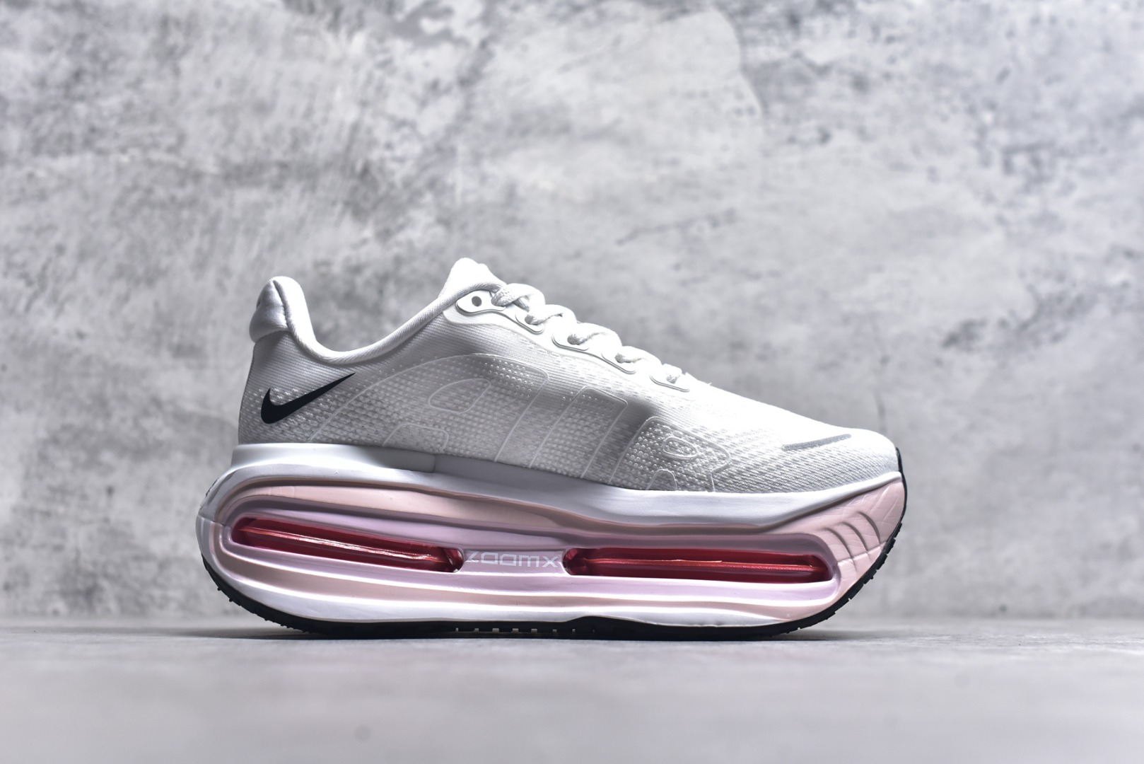 图片[3]-#NK Pegasus Premium 飞马全掌气垫跑步运动鞋 FN8453-020 气垫的究极进化 NIKE 2025S 新王炸 • 在特有Air科技加持下，耐克带来全新Pegasus Premium。这款跑鞋在传承耐克飞马（Pegasus）系列标志性的缓震功能的同时，将首次搭载耐克的塑型可视化Air Zoom气垫单元。• 塑型Air Zoom气垫单元贴合脚部的自然轮廓，帮助跑者在从后跟到脚趾的过渡中能够有效传递力量，带来一种前所未有的轻盈、顺畅回馈体验。中底采用ZoomX泡绵，后跟则使用ReactX泡绵，为跑者提供稳定流畅的推进感。• 塑型可视化Air Zoom气垫单元和精心配置的泡绵组合，让Pegasus Premium成为耐克飞马系列中颇具能量回馈的鞋款。• 全新Pegasus Premium不仅展示了耐克势头强劲的创新周期，证明了其特有的Air科技的强大实力，更体现了耐克倾听和服务运动员的能力。尺码：36 36.5 37.5 38 38.5 39 40 40.5 41 42 42.5 43 44 44.5 45-选品中心