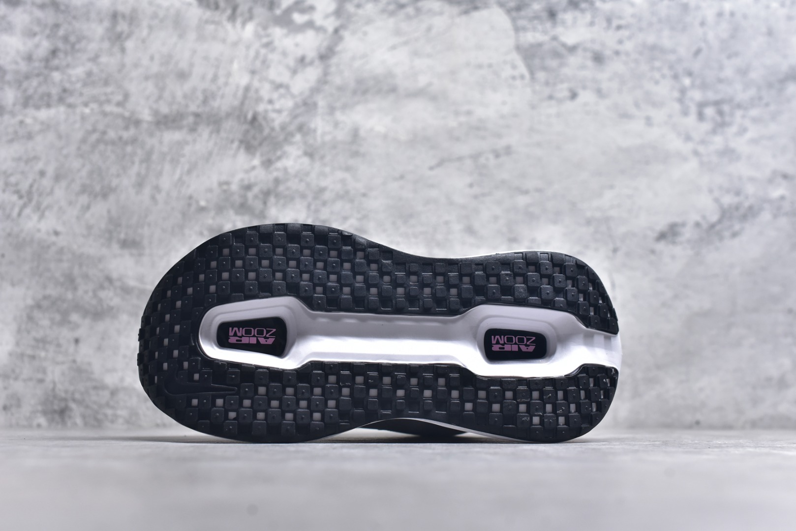 图片[6]-#NK Pegasus Premium 飞马全掌气垫跑步运动鞋 FN8453-020 气垫的究极进化 NIKE 2025S 新王炸 • 在特有Air科技加持下，耐克带来全新Pegasus Premium。这款跑鞋在传承耐克飞马（Pegasus）系列标志性的缓震功能的同时，将首次搭载耐克的塑型可视化Air Zoom气垫单元。• 塑型Air Zoom气垫单元贴合脚部的自然轮廓，帮助跑者在从后跟到脚趾的过渡中能够有效传递力量，带来一种前所未有的轻盈、顺畅回馈体验。中底采用ZoomX泡绵，后跟则使用ReactX泡绵，为跑者提供稳定流畅的推进感。• 塑型可视化Air Zoom气垫单元和精心配置的泡绵组合，让Pegasus Premium成为耐克飞马系列中颇具能量回馈的鞋款。• 全新Pegasus Premium不仅展示了耐克势头强劲的创新周期，证明了其特有的Air科技的强大实力，更体现了耐克倾听和服务运动员的能力。尺码：36 36.5 37.5 38 38.5 39 40 40.5 41 42 42.5 43 44 44.5 45-选品中心