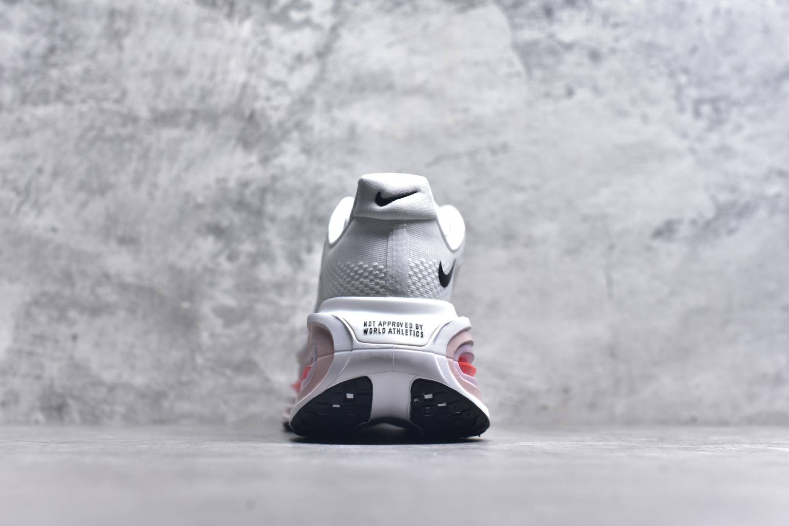 图片[5]-#NK Pegasus Premium 飞马全掌气垫跑步运动鞋 FN8453-020 气垫的究极进化 NIKE 2025S 新王炸 • 在特有Air科技加持下，耐克带来全新Pegasus Premium。这款跑鞋在传承耐克飞马（Pegasus）系列标志性的缓震功能的同时，将首次搭载耐克的塑型可视化Air Zoom气垫单元。• 塑型Air Zoom气垫单元贴合脚部的自然轮廓，帮助跑者在从后跟到脚趾的过渡中能够有效传递力量，带来一种前所未有的轻盈、顺畅回馈体验。中底采用ZoomX泡绵，后跟则使用ReactX泡绵，为跑者提供稳定流畅的推进感。• 塑型可视化Air Zoom气垫单元和精心配置的泡绵组合，让Pegasus Premium成为耐克飞马系列中颇具能量回馈的鞋款。• 全新Pegasus Premium不仅展示了耐克势头强劲的创新周期，证明了其特有的Air科技的强大实力，更体现了耐克倾听和服务运动员的能力。尺码：36 36.5 37.5 38 38.5 39 40 40.5 41 42 42.5 43 44 44.5 45-选品中心