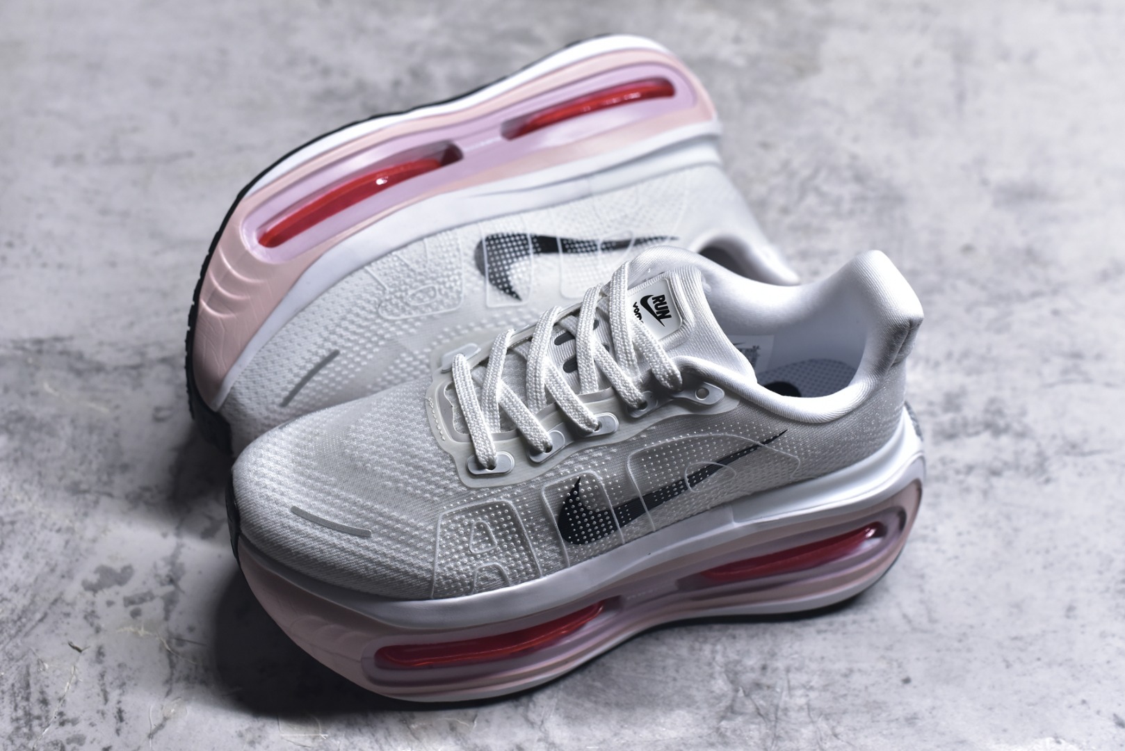 图片[7]-#NK Pegasus Premium 飞马全掌气垫跑步运动鞋 FN8453-020 气垫的究极进化 NIKE 2025S 新王炸 • 在特有Air科技加持下，耐克带来全新Pegasus Premium。这款跑鞋在传承耐克飞马（Pegasus）系列标志性的缓震功能的同时，将首次搭载耐克的塑型可视化Air Zoom气垫单元。• 塑型Air Zoom气垫单元贴合脚部的自然轮廓，帮助跑者在从后跟到脚趾的过渡中能够有效传递力量，带来一种前所未有的轻盈、顺畅回馈体验。中底采用ZoomX泡绵，后跟则使用ReactX泡绵，为跑者提供稳定流畅的推进感。• 塑型可视化Air Zoom气垫单元和精心配置的泡绵组合，让Pegasus Premium成为耐克飞马系列中颇具能量回馈的鞋款。• 全新Pegasus Premium不仅展示了耐克势头强劲的创新周期，证明了其特有的Air科技的强大实力，更体现了耐克倾听和服务运动员的能力。尺码：36 36.5 37.5 38 38.5 39 40 40.5 41 42 42.5 43 44 44.5 45-选品中心