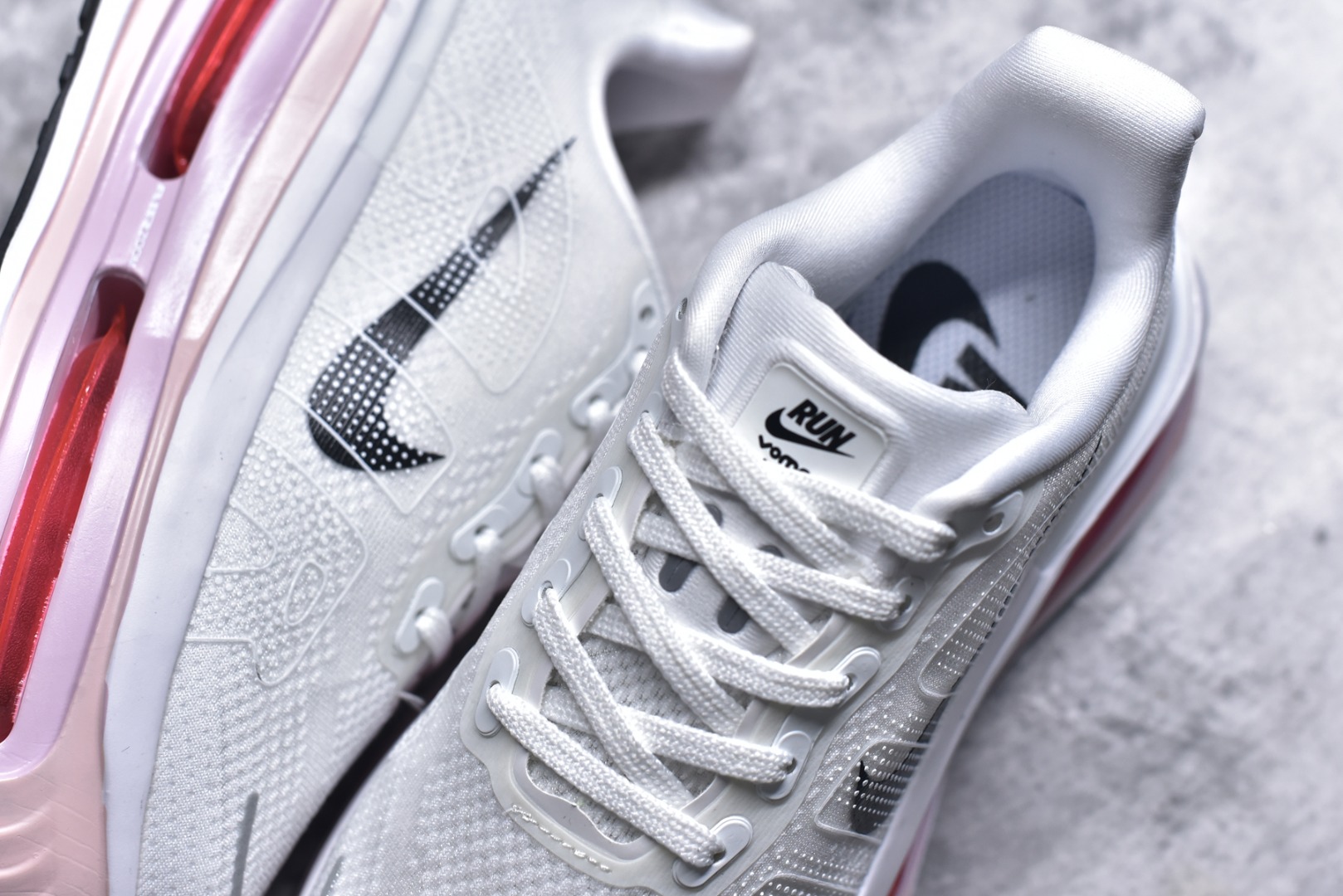 图片[9]-#NK Pegasus Premium 飞马全掌气垫跑步运动鞋 FN8453-020 气垫的究极进化 NIKE 2025S 新王炸 • 在特有Air科技加持下，耐克带来全新Pegasus Premium。这款跑鞋在传承耐克飞马（Pegasus）系列标志性的缓震功能的同时，将首次搭载耐克的塑型可视化Air Zoom气垫单元。• 塑型Air Zoom气垫单元贴合脚部的自然轮廓，帮助跑者在从后跟到脚趾的过渡中能够有效传递力量，带来一种前所未有的轻盈、顺畅回馈体验。中底采用ZoomX泡绵，后跟则使用ReactX泡绵，为跑者提供稳定流畅的推进感。• 塑型可视化Air Zoom气垫单元和精心配置的泡绵组合，让Pegasus Premium成为耐克飞马系列中颇具能量回馈的鞋款。• 全新Pegasus Premium不仅展示了耐克势头强劲的创新周期，证明了其特有的Air科技的强大实力，更体现了耐克倾听和服务运动员的能力。尺码：36 36.5 37.5 38 38.5 39 40 40.5 41 42 42.5 43 44 44.5 45-选品中心