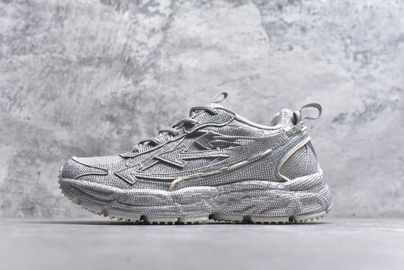 #2024年OW最新款跑鞋 #百分百原盒正确版 #原楦原纸板数据开发#4层分离大底#鞋面采用3d立体打印和多种材料拼接而成#防滑耐磨透气性轻便跑鞋 为曾经爆火，并且定位奢潮领域的标志性品牌，Off-White 仍需要不断更新符合当下潮流时尚的复古运动鞋款，以期收获基本盘消费者的关注。 此次更新的 Off-White 新款运动鞋将经典复古老爹鞋细节设计更加夸张化，并将标志性箭头设计置于显著位置。除此之外，整个系列的色彩搭配也可谓纷繁多样，总有一款适合你。Off-White最新运动鞋款估计将在未来几个月登陆品牌专柜，喜欢的朋友切莫错过。 尺码：36-47-选品中心