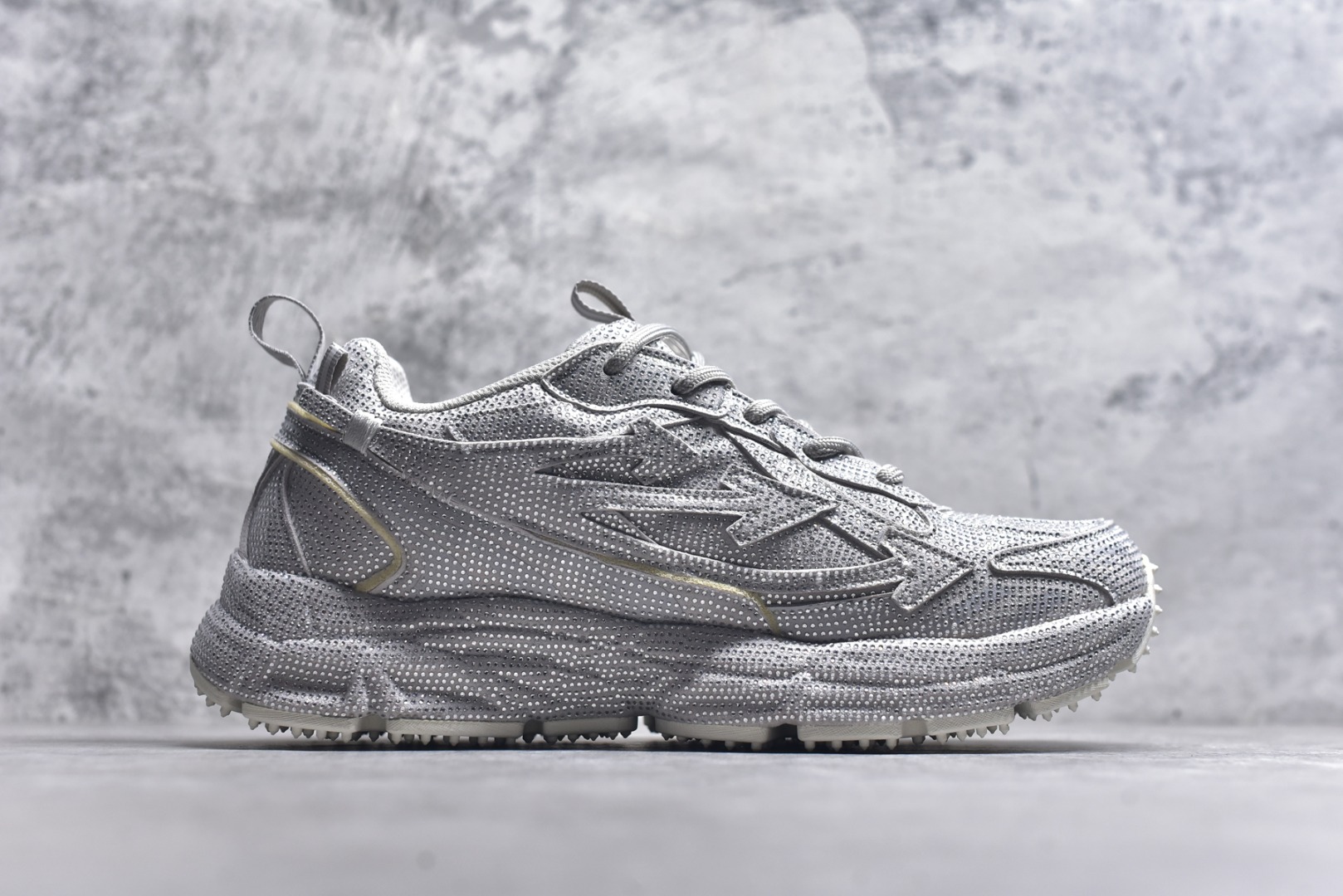 图片[3]-#2024年OW最新款跑鞋 #百分百原盒正确版 #原楦原纸板数据开发#4层分离大底#鞋面采用3d立体打印和多种材料拼接而成#防滑耐磨透气性轻便跑鞋 为曾经爆火，并且定位奢潮领域的标志性品牌，Off-White 仍需要不断更新符合当下潮流时尚的复古运动鞋款，以期收获基本盘消费者的关注。 此次更新的 Off-White 新款运动鞋将经典复古老爹鞋细节设计更加夸张化，并将标志性箭头设计置于显著位置。除此之外，整个系列的色彩搭配也可谓纷繁多样，总有一款适合你。Off-White最新运动鞋款估计将在未来几个月登陆品牌专柜，喜欢的朋友切莫错过。 尺码：36-47-选品中心