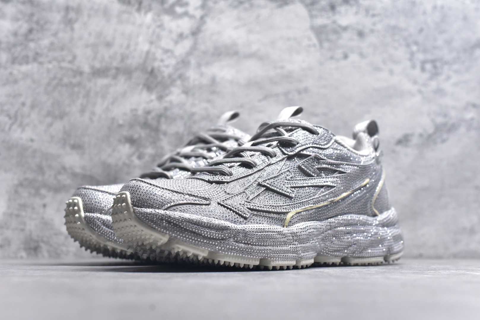 图片[2]-#2024年OW最新款跑鞋 #百分百原盒正确版 #原楦原纸板数据开发#4层分离大底#鞋面采用3d立体打印和多种材料拼接而成#防滑耐磨透气性轻便跑鞋 为曾经爆火，并且定位奢潮领域的标志性品牌，Off-White 仍需要不断更新符合当下潮流时尚的复古运动鞋款，以期收获基本盘消费者的关注。 此次更新的 Off-White 新款运动鞋将经典复古老爹鞋细节设计更加夸张化，并将标志性箭头设计置于显著位置。除此之外，整个系列的色彩搭配也可谓纷繁多样，总有一款适合你。Off-White最新运动鞋款估计将在未来几个月登陆品牌专柜，喜欢的朋友切莫错过。 尺码：36-47-选品中心