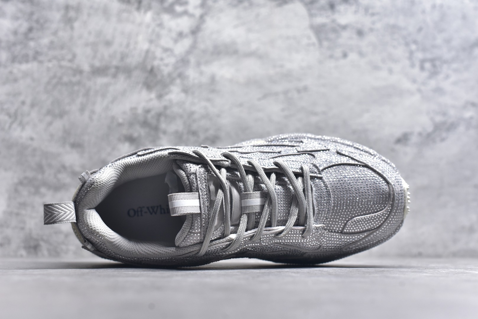 图片[4]-#2024年OW最新款跑鞋 #百分百原盒正确版 #原楦原纸板数据开发#4层分离大底#鞋面采用3d立体打印和多种材料拼接而成#防滑耐磨透气性轻便跑鞋 为曾经爆火，并且定位奢潮领域的标志性品牌，Off-White 仍需要不断更新符合当下潮流时尚的复古运动鞋款，以期收获基本盘消费者的关注。 此次更新的 Off-White 新款运动鞋将经典复古老爹鞋细节设计更加夸张化，并将标志性箭头设计置于显著位置。除此之外，整个系列的色彩搭配也可谓纷繁多样，总有一款适合你。Off-White最新运动鞋款估计将在未来几个月登陆品牌专柜，喜欢的朋友切莫错过。 尺码：36-47-选品中心