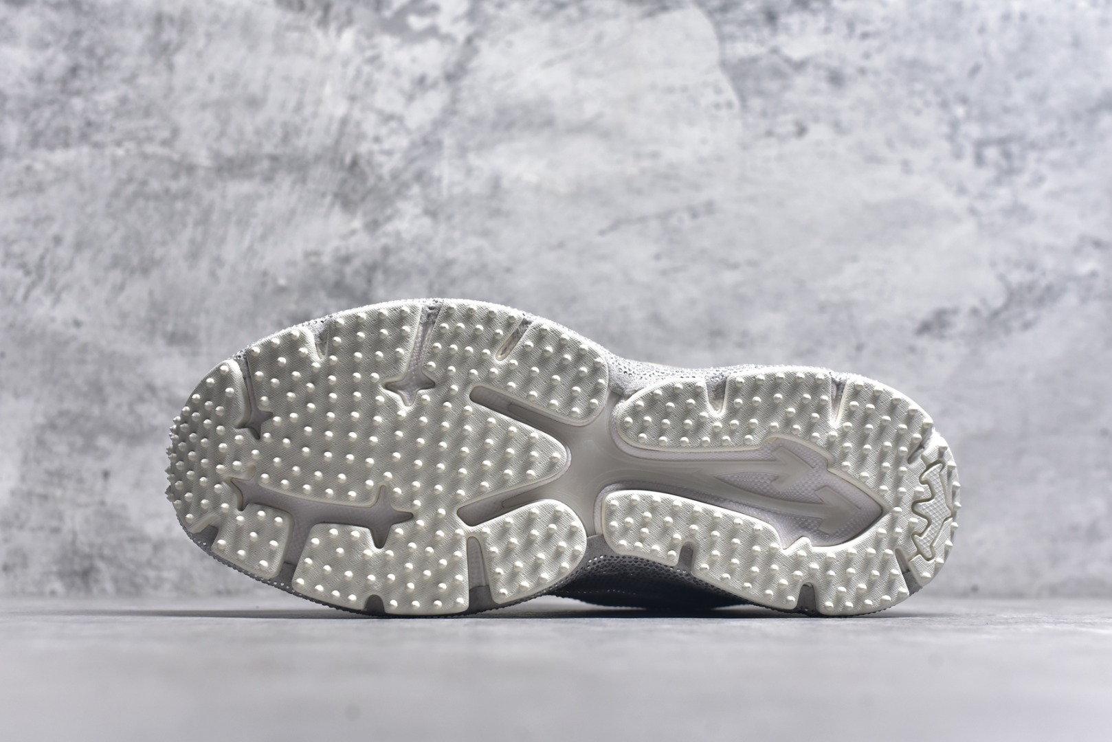 图片[6]-#2024年OW最新款跑鞋 #百分百原盒正确版 #原楦原纸板数据开发#4层分离大底#鞋面采用3d立体打印和多种材料拼接而成#防滑耐磨透气性轻便跑鞋 为曾经爆火，并且定位奢潮领域的标志性品牌，Off-White 仍需要不断更新符合当下潮流时尚的复古运动鞋款，以期收获基本盘消费者的关注。 此次更新的 Off-White 新款运动鞋将经典复古老爹鞋细节设计更加夸张化，并将标志性箭头设计置于显著位置。除此之外，整个系列的色彩搭配也可谓纷繁多样，总有一款适合你。Off-White最新运动鞋款估计将在未来几个月登陆品牌专柜，喜欢的朋友切莫错过。 尺码：36-47-选品中心