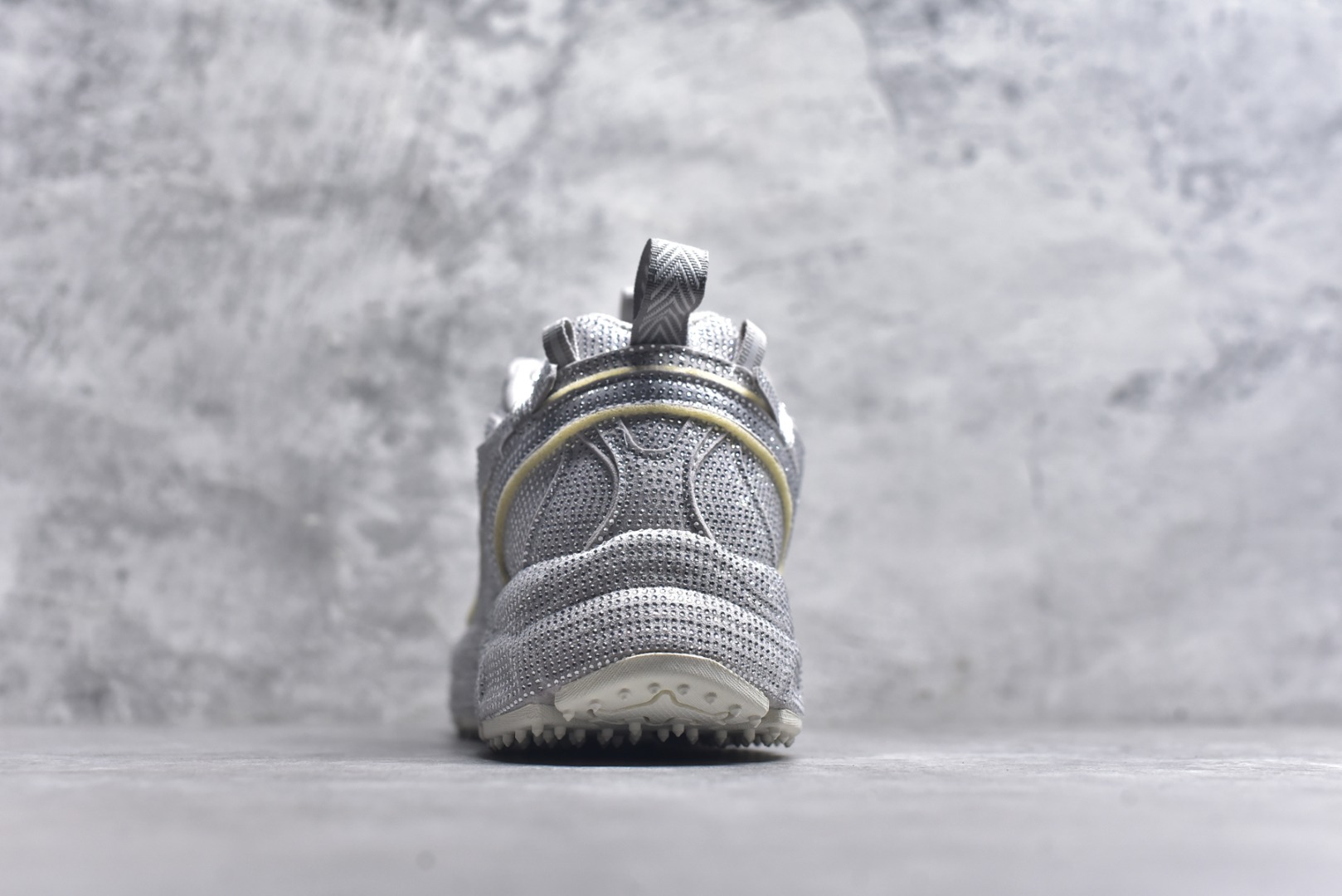 图片[5]-#2024年OW最新款跑鞋 #百分百原盒正确版 #原楦原纸板数据开发#4层分离大底#鞋面采用3d立体打印和多种材料拼接而成#防滑耐磨透气性轻便跑鞋 为曾经爆火，并且定位奢潮领域的标志性品牌，Off-White 仍需要不断更新符合当下潮流时尚的复古运动鞋款，以期收获基本盘消费者的关注。 此次更新的 Off-White 新款运动鞋将经典复古老爹鞋细节设计更加夸张化，并将标志性箭头设计置于显著位置。除此之外，整个系列的色彩搭配也可谓纷繁多样，总有一款适合你。Off-White最新运动鞋款估计将在未来几个月登陆品牌专柜，喜欢的朋友切莫错过。 尺码：36-47-选品中心