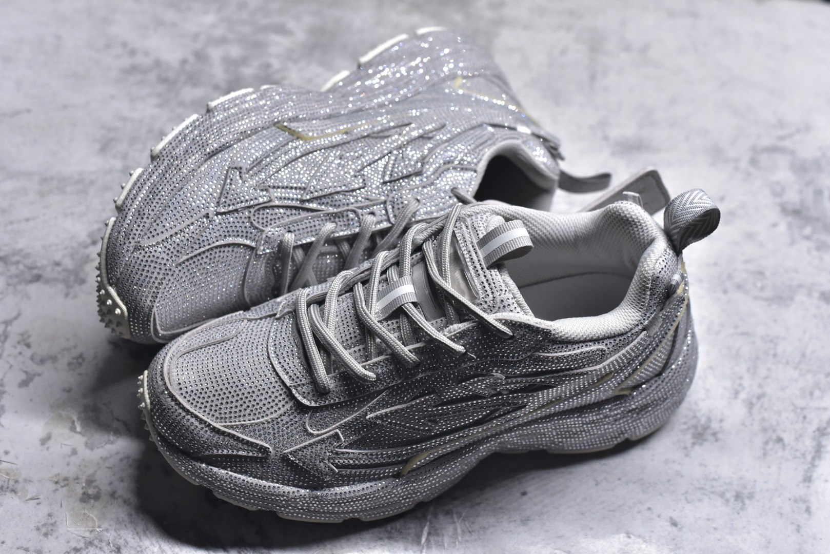 图片[7]-#2024年OW最新款跑鞋 #百分百原盒正确版 #原楦原纸板数据开发#4层分离大底#鞋面采用3d立体打印和多种材料拼接而成#防滑耐磨透气性轻便跑鞋 为曾经爆火，并且定位奢潮领域的标志性品牌，Off-White 仍需要不断更新符合当下潮流时尚的复古运动鞋款，以期收获基本盘消费者的关注。 此次更新的 Off-White 新款运动鞋将经典复古老爹鞋细节设计更加夸张化，并将标志性箭头设计置于显著位置。除此之外，整个系列的色彩搭配也可谓纷繁多样，总有一款适合你。Off-White最新运动鞋款估计将在未来几个月登陆品牌专柜，喜欢的朋友切莫错过。 尺码：36-47-选品中心