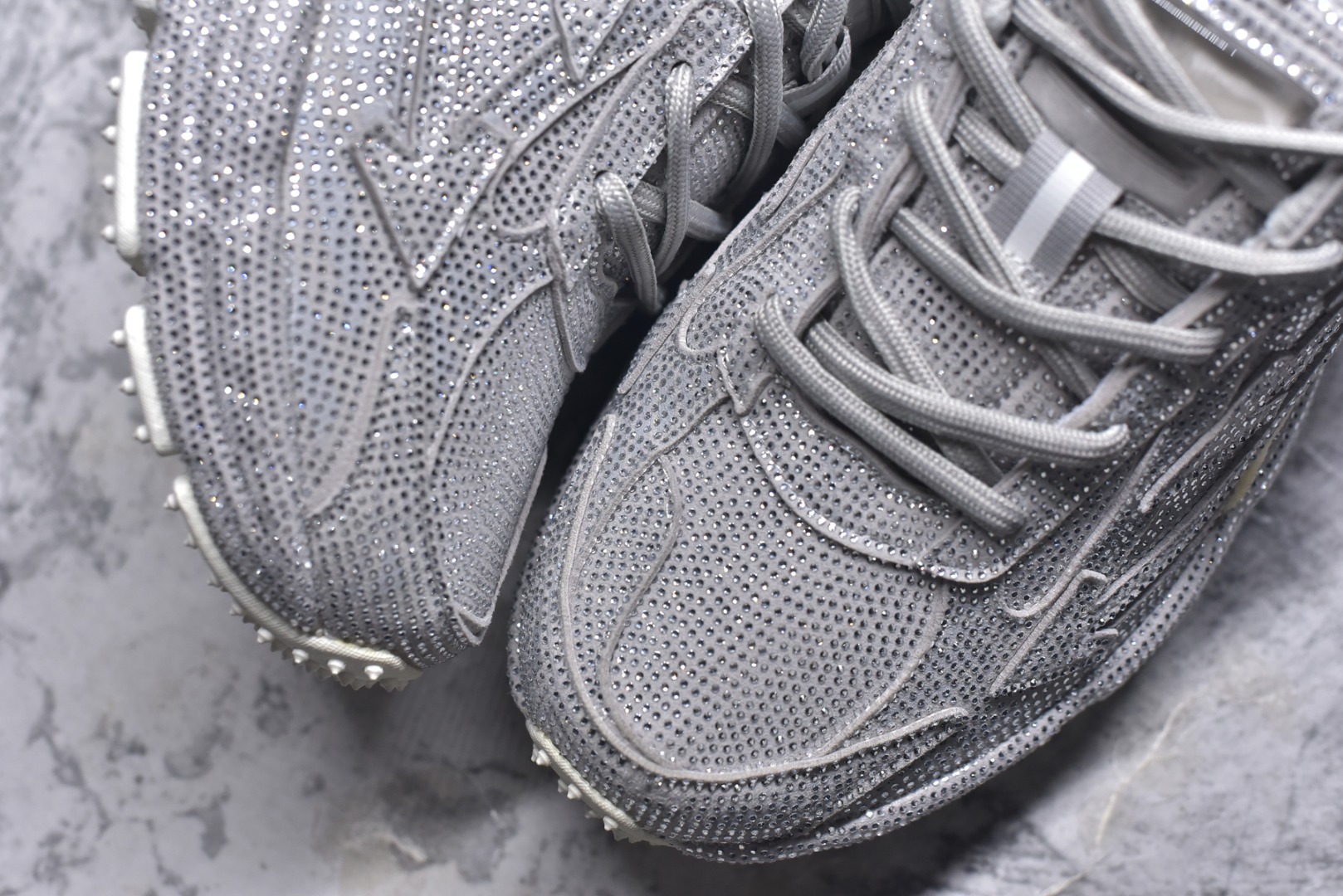 图片[8]-#2024年OW最新款跑鞋 #百分百原盒正确版 #原楦原纸板数据开发#4层分离大底#鞋面采用3d立体打印和多种材料拼接而成#防滑耐磨透气性轻便跑鞋 为曾经爆火，并且定位奢潮领域的标志性品牌，Off-White 仍需要不断更新符合当下潮流时尚的复古运动鞋款，以期收获基本盘消费者的关注。 此次更新的 Off-White 新款运动鞋将经典复古老爹鞋细节设计更加夸张化，并将标志性箭头设计置于显著位置。除此之外，整个系列的色彩搭配也可谓纷繁多样，总有一款适合你。Off-White最新运动鞋款估计将在未来几个月登陆品牌专柜，喜欢的朋友切莫错过。 尺码：36-47-选品中心