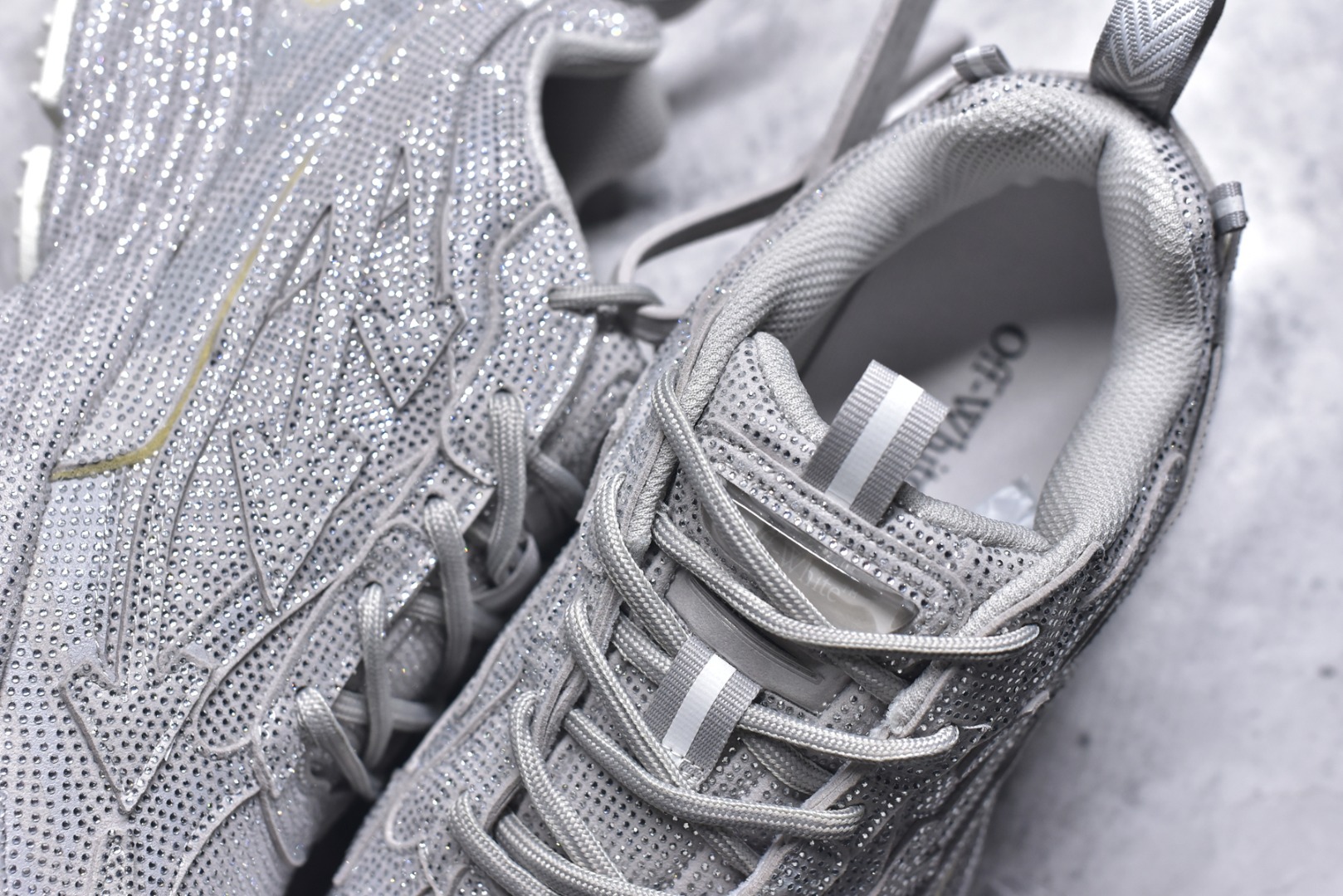 图片[9]-#2024年OW最新款跑鞋 #百分百原盒正确版 #原楦原纸板数据开发#4层分离大底#鞋面采用3d立体打印和多种材料拼接而成#防滑耐磨透气性轻便跑鞋 为曾经爆火，并且定位奢潮领域的标志性品牌，Off-White 仍需要不断更新符合当下潮流时尚的复古运动鞋款，以期收获基本盘消费者的关注。 此次更新的 Off-White 新款运动鞋将经典复古老爹鞋细节设计更加夸张化，并将标志性箭头设计置于显著位置。除此之外，整个系列的色彩搭配也可谓纷繁多样，总有一款适合你。Off-White最新运动鞋款估计将在未来几个月登陆品牌专柜，喜欢的朋友切莫错过。 尺码：36-47-选品中心