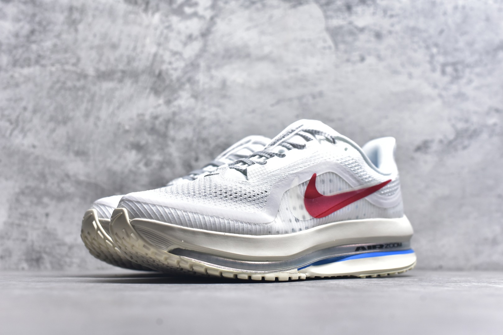 图片[2]-#NK Pegasus Premium 飞马全掌气垫跑步运动鞋 IH7347-111 气垫的究极进化 NIKE 2025S 新王炸 • 在特有Air科技加持下，耐克带来全新Pegasus Premium。这款跑鞋在传承耐克飞马（Pegasus）系列标志性的缓震功能的同时，将首次搭载耐克的塑型可视化Air Zoom气垫单元。• 塑型Air Zoom气垫单元贴合脚部的自然轮廓，帮助跑者在从后跟到脚趾的过渡中能够有效传递力量，带来一种前所未有的轻盈、顺畅回馈体验。中底采用ZoomX泡绵，后跟则使用ReactX泡绵，为跑者提供稳定流畅的推进感。• 塑型可视化Air Zoom气垫单元和精心配置的泡绵组合，让Pegasus Premium成为耐克飞马系列中颇具能量回馈的鞋款。• 全新Pegasus Premium不仅展示了耐克势头强劲的创新周期，证明了其特有的Air科技的强大实力，更体现了耐克倾听和服务运动员的能力。尺码：36 36.5 37.5 38 38.5 39 40 40.5 41 42 42.5 43 44 44.5 45-选品中心