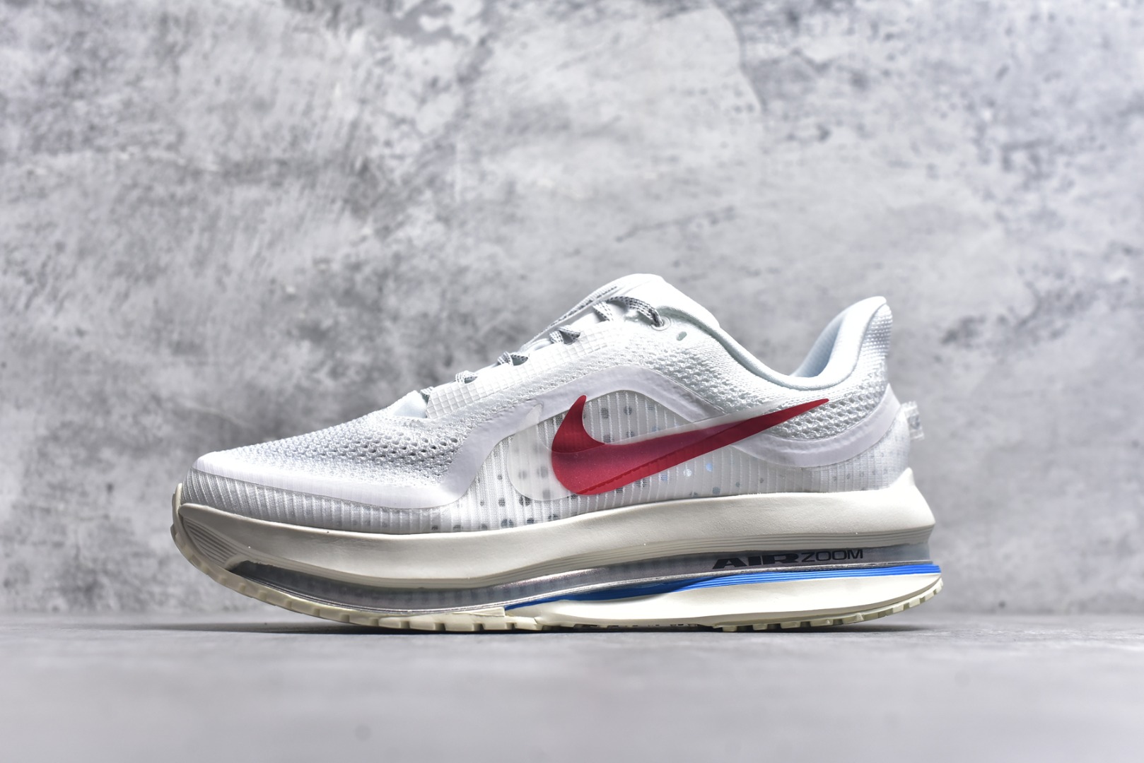 #NK Pegasus Premium 飞马全掌气垫跑步运动鞋 IH7347-111 气垫的究极进化 NIKE 2025S 新王炸 • 在特有Air科技加持下，耐克带来全新Pegasus Premium。这款跑鞋在传承耐克飞马（Pegasus）系列标志性的缓震功能的同时，将首次搭载耐克的塑型可视化Air Zoom气垫单元。• 塑型Air Zoom气垫单元贴合脚部的自然轮廓，帮助跑者在从后跟到脚趾的过渡中能够有效传递力量，带来一种前所未有的轻盈、顺畅回馈体验。中底采用ZoomX泡绵，后跟则使用ReactX泡绵，为跑者提供稳定流畅的推进感。• 塑型可视化Air Zoom气垫单元和精心配置的泡绵组合，让Pegasus Premium成为耐克飞马系列中颇具能量回馈的鞋款。• 全新Pegasus Premium不仅展示了耐克势头强劲的创新周期，证明了其特有的Air科技的强大实力，更体现了耐克倾听和服务运动员的能力。尺码：36 36.5 37.5 38 38.5 39 40 40.5 41 42 42.5 43 44 44.5 45-选品中心