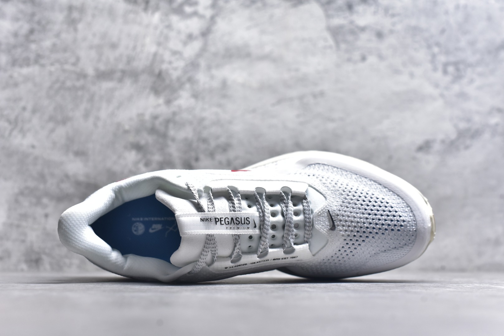 图片[4]-#NK Pegasus Premium 飞马全掌气垫跑步运动鞋 IH7347-111 气垫的究极进化 NIKE 2025S 新王炸 • 在特有Air科技加持下，耐克带来全新Pegasus Premium。这款跑鞋在传承耐克飞马（Pegasus）系列标志性的缓震功能的同时，将首次搭载耐克的塑型可视化Air Zoom气垫单元。• 塑型Air Zoom气垫单元贴合脚部的自然轮廓，帮助跑者在从后跟到脚趾的过渡中能够有效传递力量，带来一种前所未有的轻盈、顺畅回馈体验。中底采用ZoomX泡绵，后跟则使用ReactX泡绵，为跑者提供稳定流畅的推进感。• 塑型可视化Air Zoom气垫单元和精心配置的泡绵组合，让Pegasus Premium成为耐克飞马系列中颇具能量回馈的鞋款。• 全新Pegasus Premium不仅展示了耐克势头强劲的创新周期，证明了其特有的Air科技的强大实力，更体现了耐克倾听和服务运动员的能力。尺码：36 36.5 37.5 38 38.5 39 40 40.5 41 42 42.5 43 44 44.5 45-选品中心