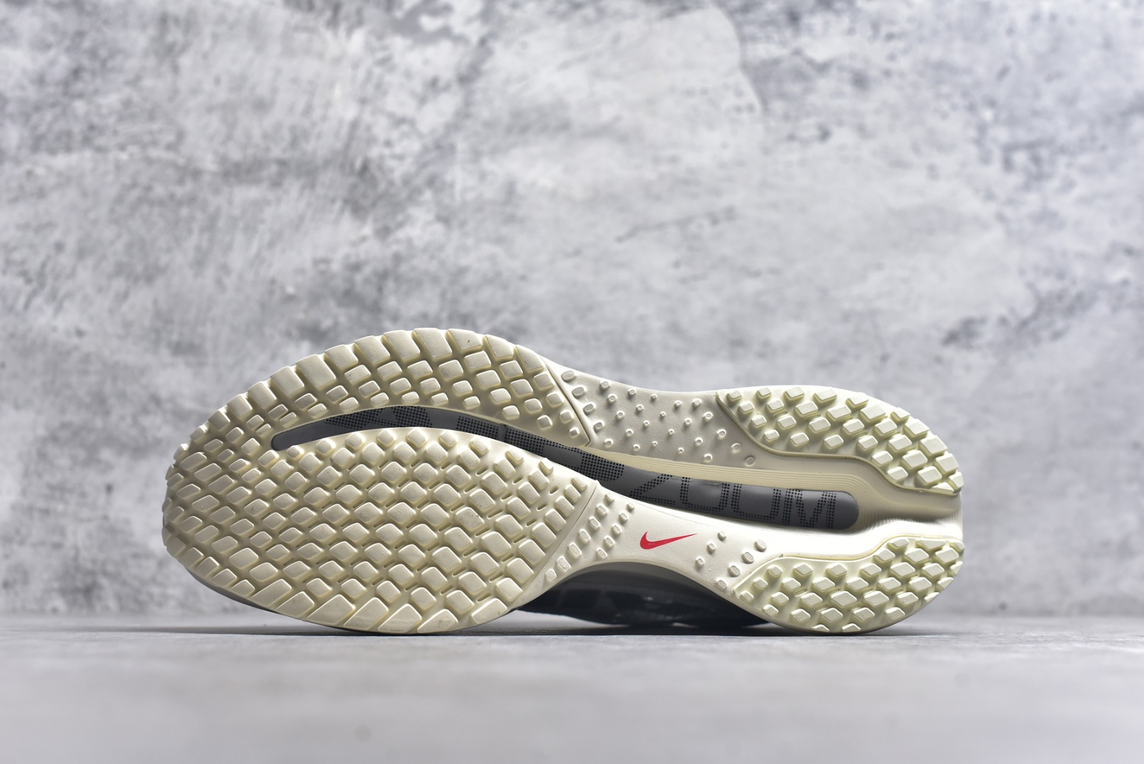 图片[6]-#NK Pegasus Premium 飞马全掌气垫跑步运动鞋 IH7347-111 气垫的究极进化 NIKE 2025S 新王炸 • 在特有Air科技加持下，耐克带来全新Pegasus Premium。这款跑鞋在传承耐克飞马（Pegasus）系列标志性的缓震功能的同时，将首次搭载耐克的塑型可视化Air Zoom气垫单元。• 塑型Air Zoom气垫单元贴合脚部的自然轮廓，帮助跑者在从后跟到脚趾的过渡中能够有效传递力量，带来一种前所未有的轻盈、顺畅回馈体验。中底采用ZoomX泡绵，后跟则使用ReactX泡绵，为跑者提供稳定流畅的推进感。• 塑型可视化Air Zoom气垫单元和精心配置的泡绵组合，让Pegasus Premium成为耐克飞马系列中颇具能量回馈的鞋款。• 全新Pegasus Premium不仅展示了耐克势头强劲的创新周期，证明了其特有的Air科技的强大实力，更体现了耐克倾听和服务运动员的能力。尺码：36 36.5 37.5 38 38.5 39 40 40.5 41 42 42.5 43 44 44.5 45-选品中心