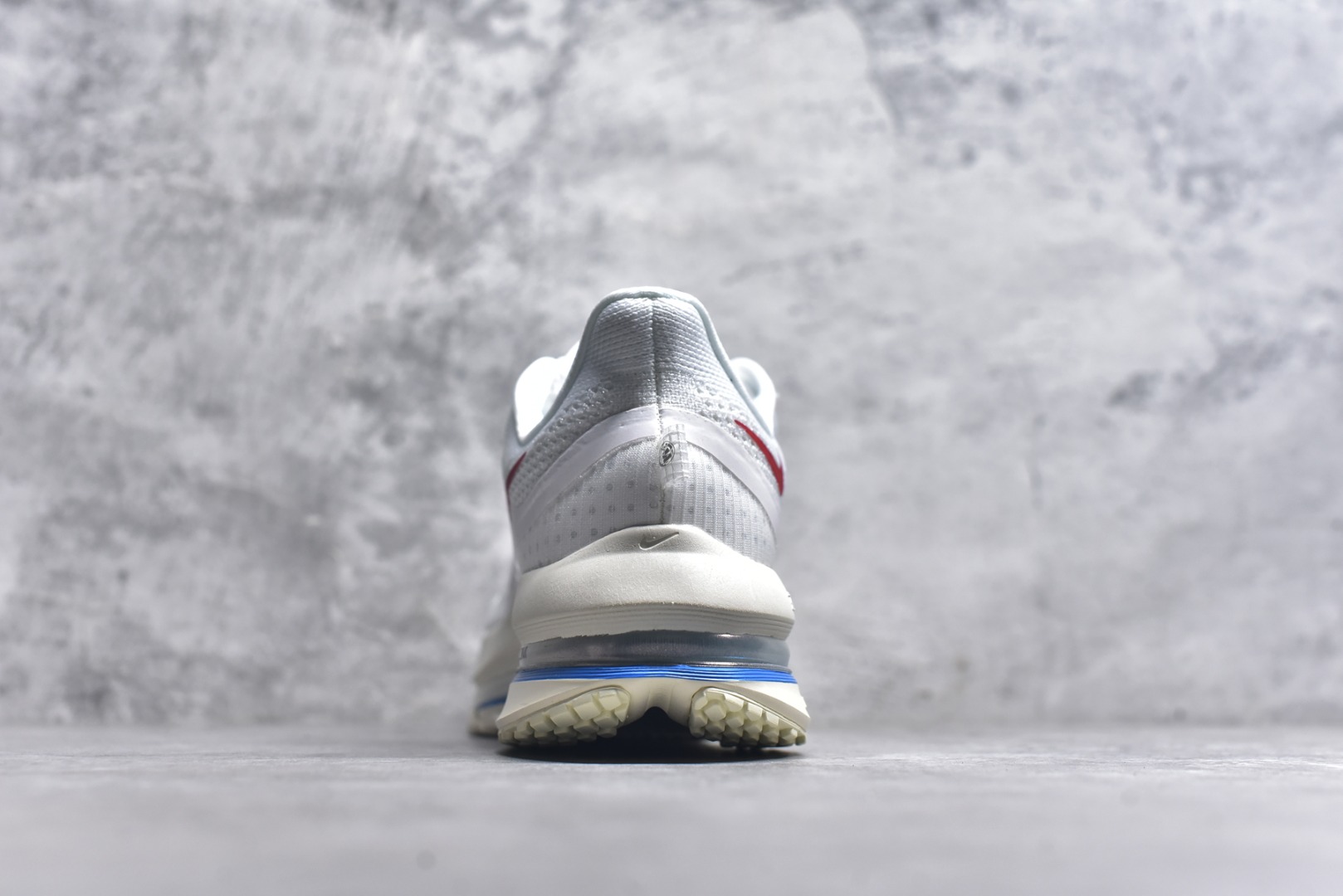 图片[5]-#NK Pegasus Premium 飞马全掌气垫跑步运动鞋 IH7347-111 气垫的究极进化 NIKE 2025S 新王炸 • 在特有Air科技加持下，耐克带来全新Pegasus Premium。这款跑鞋在传承耐克飞马（Pegasus）系列标志性的缓震功能的同时，将首次搭载耐克的塑型可视化Air Zoom气垫单元。• 塑型Air Zoom气垫单元贴合脚部的自然轮廓，帮助跑者在从后跟到脚趾的过渡中能够有效传递力量，带来一种前所未有的轻盈、顺畅回馈体验。中底采用ZoomX泡绵，后跟则使用ReactX泡绵，为跑者提供稳定流畅的推进感。• 塑型可视化Air Zoom气垫单元和精心配置的泡绵组合，让Pegasus Premium成为耐克飞马系列中颇具能量回馈的鞋款。• 全新Pegasus Premium不仅展示了耐克势头强劲的创新周期，证明了其特有的Air科技的强大实力，更体现了耐克倾听和服务运动员的能力。尺码：36 36.5 37.5 38 38.5 39 40 40.5 41 42 42.5 43 44 44.5 45-选品中心