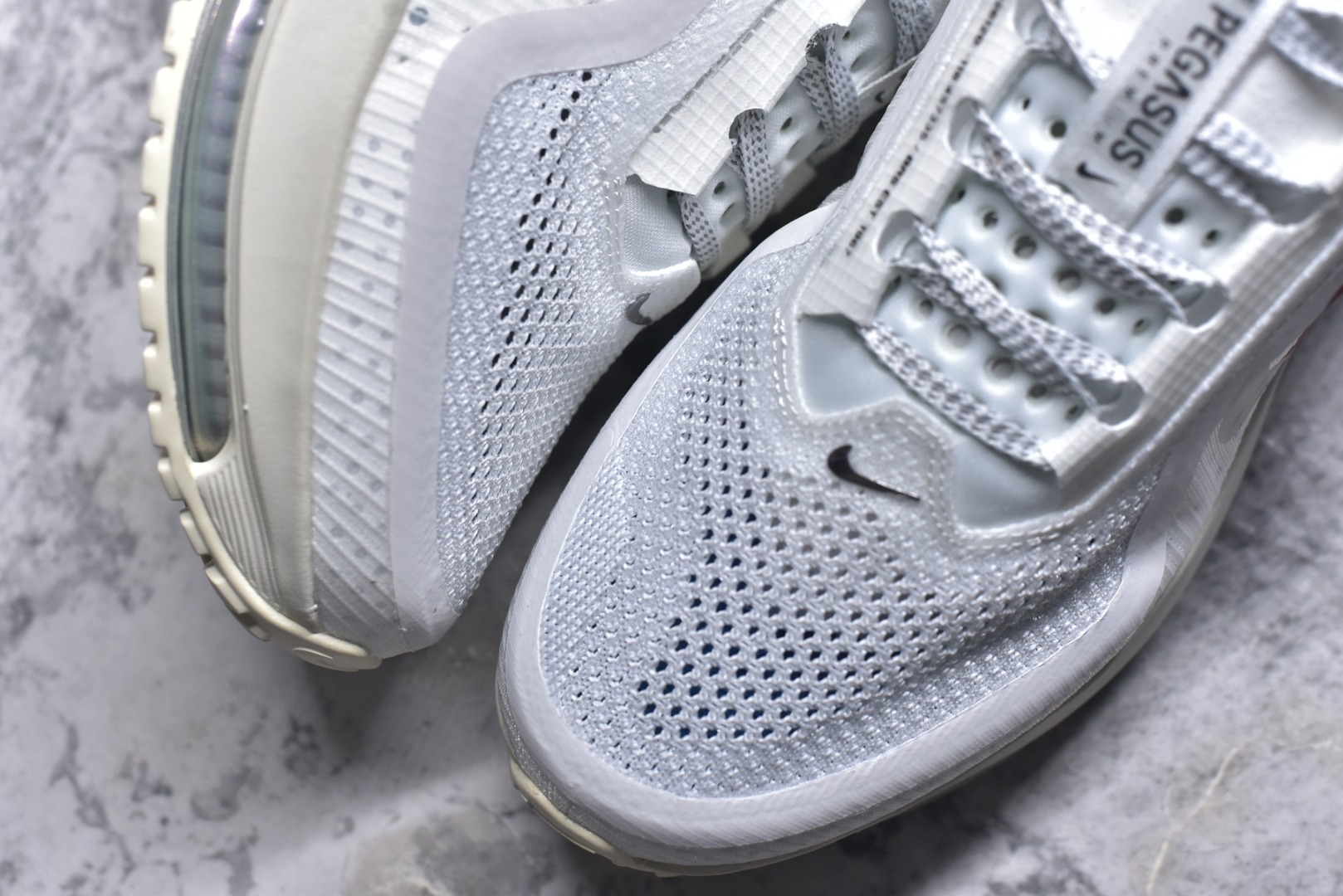 图片[8]-#NK Pegasus Premium 飞马全掌气垫跑步运动鞋 IH7347-111 气垫的究极进化 NIKE 2025S 新王炸 • 在特有Air科技加持下，耐克带来全新Pegasus Premium。这款跑鞋在传承耐克飞马（Pegasus）系列标志性的缓震功能的同时，将首次搭载耐克的塑型可视化Air Zoom气垫单元。• 塑型Air Zoom气垫单元贴合脚部的自然轮廓，帮助跑者在从后跟到脚趾的过渡中能够有效传递力量，带来一种前所未有的轻盈、顺畅回馈体验。中底采用ZoomX泡绵，后跟则使用ReactX泡绵，为跑者提供稳定流畅的推进感。• 塑型可视化Air Zoom气垫单元和精心配置的泡绵组合，让Pegasus Premium成为耐克飞马系列中颇具能量回馈的鞋款。• 全新Pegasus Premium不仅展示了耐克势头强劲的创新周期，证明了其特有的Air科技的强大实力，更体现了耐克倾听和服务运动员的能力。尺码：36 36.5 37.5 38 38.5 39 40 40.5 41 42 42.5 43 44 44.5 45-选品中心