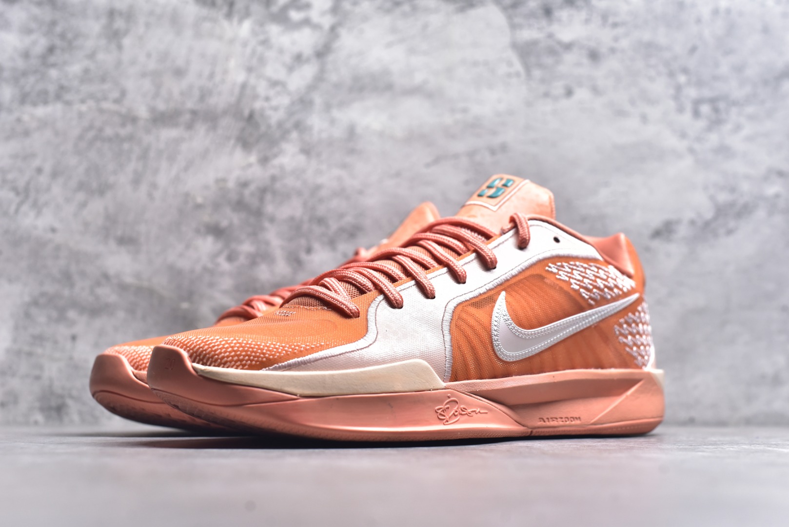 图片[2]-#Max/灭世 NK Sabrina 2 萨布丽娜二代签名减震防滑低帮篮球鞋 FZ1517-801 革新登场🌪🔝颠覆革新出货️缓震配置独家革新！实战属性直接拉满👊🏻实战天花板上限再度提升！实战亲测-性能体验吊打国产同价位鞋款 ⚫️前掌扇形zoom➕增配中足抗扭片➕增配后掌马蹄ZOOM气垫（正品仅配置前掌扇形zoom） 完美解决 正品抗扭不足问题 ⚫️采用科比5代鞋楦以及龙骨数据打造！前后落差仅6mm！小科5实至名归！ ⚫️鞋身➕鞋头增配高频补强层，提升鞋头以及脚踝支撑性 ⚫️鞋垫采用高弹缓震垫材质-磨合一场直接贴合脚型☑️ ⚫️外底加厚2mm，升级止滑配方，磨合一次，抓地原地起飞 后卫旗舰有且只在灭世纯原（支持市场任意货品正面PK） 真材实料，肉眼可见！革新升级绝非空穴来风！灭世纯原内外兼修，用态度诠释最强实战货品👊🏻 尺码：39-46（尺码建议：标准亚洲楦 无需大半码）-选品中心