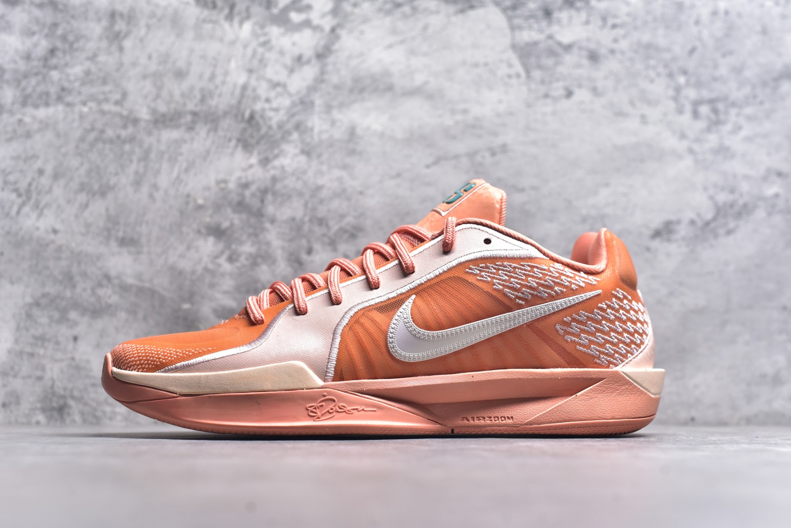 #Max/灭世 NK Sabrina 2 萨布丽娜二代签名减震防滑低帮篮球鞋 FZ1517-801 革新登场🌪🔝颠覆革新出货️缓震配置独家革新！实战属性直接拉满👊🏻实战天花板上限再度提升！实战亲测-性能体验吊打国产同价位鞋款 ⚫️前掌扇形zoom➕增配中足抗扭片➕增配后掌马蹄ZOOM气垫（正品仅配置前掌扇形zoom） 完美解决 正品抗扭不足问题 ⚫️采用科比5代鞋楦以及龙骨数据打造！前后落差仅6mm！小科5实至名归！ ⚫️鞋身➕鞋头增配高频补强层，提升鞋头以及脚踝支撑性 ⚫️鞋垫采用高弹缓震垫材质-磨合一场直接贴合脚型☑️ ⚫️外底加厚2mm，升级止滑配方，磨合一次，抓地原地起飞 后卫旗舰有且只在灭世纯原（支持市场任意货品正面PK） 真材实料，肉眼可见！革新升级绝非空穴来风！灭世纯原内外兼修，用态度诠释最强实战货品👊🏻 尺码：39-46（尺码建议：标准亚洲楦 无需大半码）-选品中心