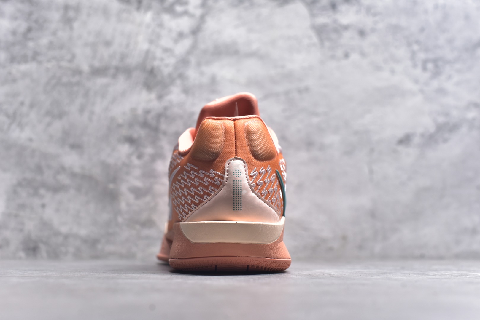 图片[5]-#Max/灭世 NK Sabrina 2 萨布丽娜二代签名减震防滑低帮篮球鞋 FZ1517-801 革新登场🌪🔝颠覆革新出货️缓震配置独家革新！实战属性直接拉满👊🏻实战天花板上限再度提升！实战亲测-性能体验吊打国产同价位鞋款 ⚫️前掌扇形zoom➕增配中足抗扭片➕增配后掌马蹄ZOOM气垫（正品仅配置前掌扇形zoom） 完美解决 正品抗扭不足问题 ⚫️采用科比5代鞋楦以及龙骨数据打造！前后落差仅6mm！小科5实至名归！ ⚫️鞋身➕鞋头增配高频补强层，提升鞋头以及脚踝支撑性 ⚫️鞋垫采用高弹缓震垫材质-磨合一场直接贴合脚型☑️ ⚫️外底加厚2mm，升级止滑配方，磨合一次，抓地原地起飞 后卫旗舰有且只在灭世纯原（支持市场任意货品正面PK） 真材实料，肉眼可见！革新升级绝非空穴来风！灭世纯原内外兼修，用态度诠释最强实战货品👊🏻 尺码：39-46（尺码建议：标准亚洲楦 无需大半码）-选品中心