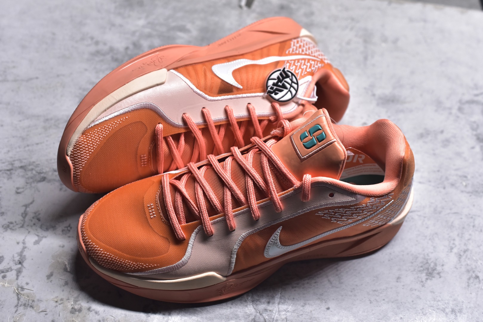 图片[7]-#Max/灭世 NK Sabrina 2 萨布丽娜二代签名减震防滑低帮篮球鞋 FZ1517-801 革新登场🌪🔝颠覆革新出货️缓震配置独家革新！实战属性直接拉满👊🏻实战天花板上限再度提升！实战亲测-性能体验吊打国产同价位鞋款 ⚫️前掌扇形zoom➕增配中足抗扭片➕增配后掌马蹄ZOOM气垫（正品仅配置前掌扇形zoom） 完美解决 正品抗扭不足问题 ⚫️采用科比5代鞋楦以及龙骨数据打造！前后落差仅6mm！小科5实至名归！ ⚫️鞋身➕鞋头增配高频补强层，提升鞋头以及脚踝支撑性 ⚫️鞋垫采用高弹缓震垫材质-磨合一场直接贴合脚型☑️ ⚫️外底加厚2mm，升级止滑配方，磨合一次，抓地原地起飞 后卫旗舰有且只在灭世纯原（支持市场任意货品正面PK） 真材实料，肉眼可见！革新升级绝非空穴来风！灭世纯原内外兼修，用态度诠释最强实战货品👊🏻 尺码：39-46（尺码建议：标准亚洲楦 无需大半码）-选品中心