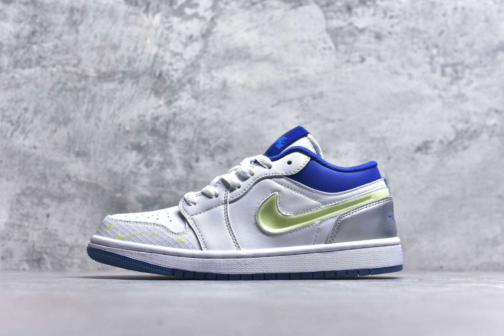 #Air Jordan AJ1 Low 低帮 HJ9955-100 全新流水线出品 DT版本唯一平替选择 市场第二梯队最强版 全部原鞋开发 原楦原纸板开发 全鞋电脑针车 原厂内置全掌气垫 原盒内在原标 唯一Zp原版鞋带绑法 免检产品 全新2022版型 全头层皮料 完美零毛边处理 原厂配置全掌气垫 价格定位良心 几十个配色陆续出货 实拍调校N版已经零色差零失真 百分百还原实物色彩所见即所得 不存在货不对板色差等低级问题 选购参考实物拍摄 不混卖不参货 只用心做好货严格选品 承诺混一赔十 尺码：36 36.5 37.5 38 38.5 39 40 40.5 41 42 42.5 43 44 44.5 45-选品中心