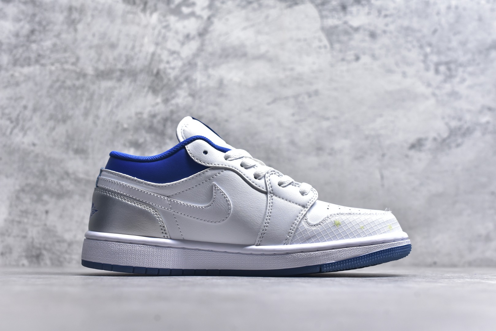 图片[3]-#Air Jordan AJ1 Low 低帮 HJ9955-100 全新流水线出品 DT版本唯一平替选择 市场第二梯队最强版 全部原鞋开发 原楦原纸板开发 全鞋电脑针车 原厂内置全掌气垫 原盒内在原标 唯一Zp原版鞋带绑法 免检产品 全新2022版型 全头层皮料 完美零毛边处理 原厂配置全掌气垫 价格定位良心 几十个配色陆续出货 实拍调校N版已经零色差零失真 百分百还原实物色彩所见即所得 不存在货不对板色差等低级问题 选购参考实物拍摄 不混卖不参货 只用心做好货严格选品 承诺混一赔十 尺码：36 36.5 37.5 38 38.5 39 40 40.5 41 42 42.5 43 44 44.5 45-选品中心