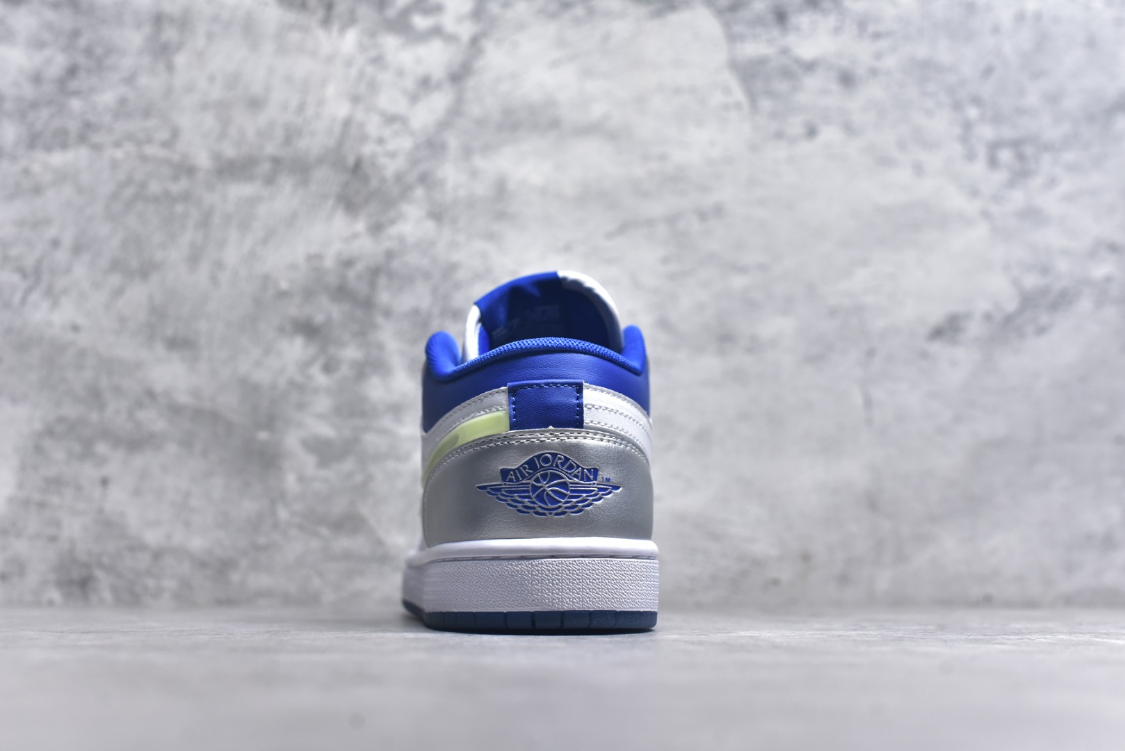 图片[5]-#Air Jordan AJ1 Low 低帮 HJ9955-100 全新流水线出品 DT版本唯一平替选择 市场第二梯队最强版 全部原鞋开发 原楦原纸板开发 全鞋电脑针车 原厂内置全掌气垫 原盒内在原标 唯一Zp原版鞋带绑法 免检产品 全新2022版型 全头层皮料 完美零毛边处理 原厂配置全掌气垫 价格定位良心 几十个配色陆续出货 实拍调校N版已经零色差零失真 百分百还原实物色彩所见即所得 不存在货不对板色差等低级问题 选购参考实物拍摄 不混卖不参货 只用心做好货严格选品 承诺混一赔十 尺码：36 36.5 37.5 38 38.5 39 40 40.5 41 42 42.5 43 44 44.5 45-选品中心