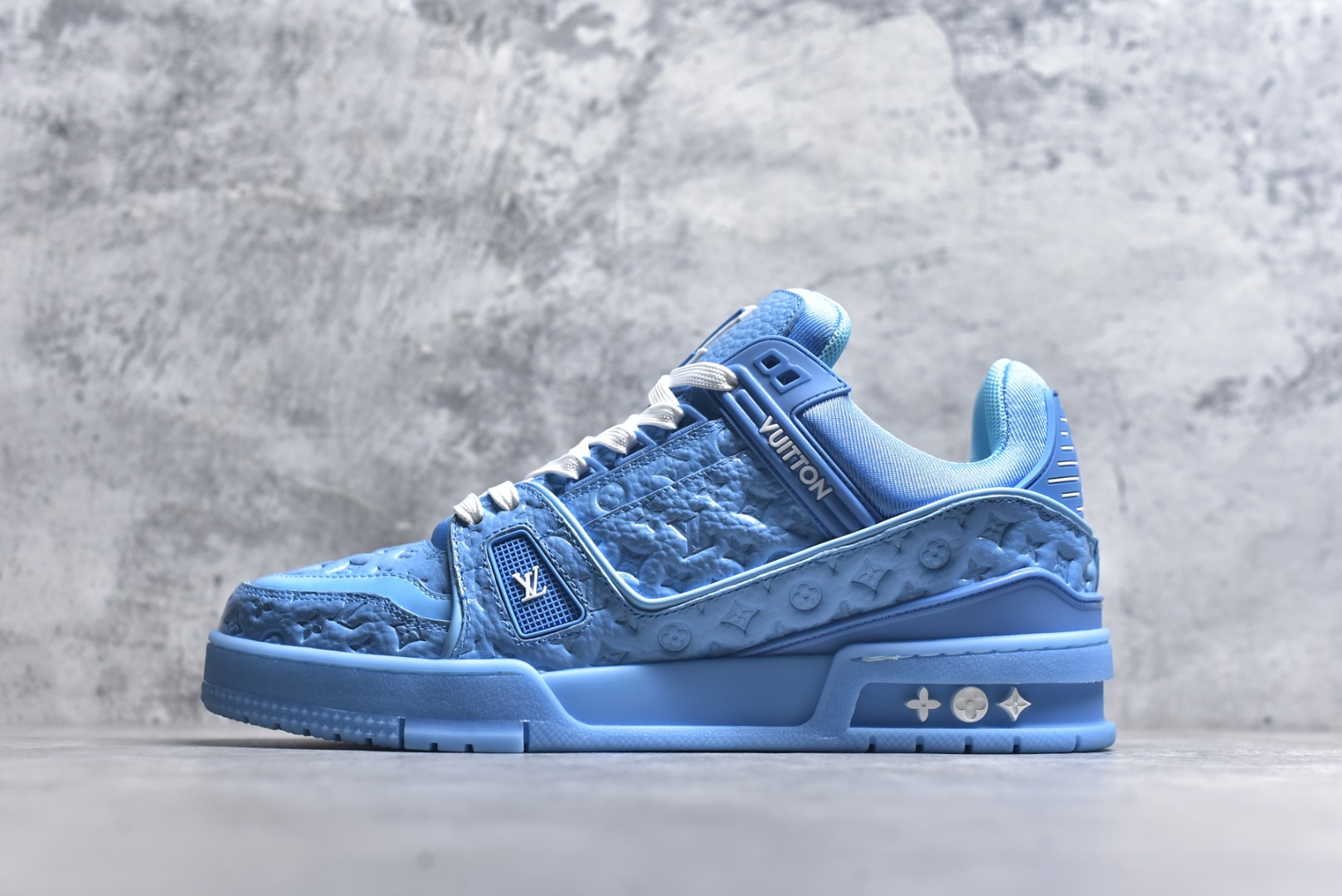 #AM-甄选 碾压市场7××版本 独家𝑻𝒓𝒂𝒊𝒏𝒆𝒓 现货入库💪🏻 救市品质 走量拉新神器 独家高定版最强平替 价格优势碾压市场 救市批次 高端零售 外贸专供 原版购入开发 正确空胶工艺 ZP级全套包装 完美楦型 正确卡色 大底TPU 质感媲美原版 细节与原版一致 注意区分市面通货 比肩高定 尺码：35-46-选品中心