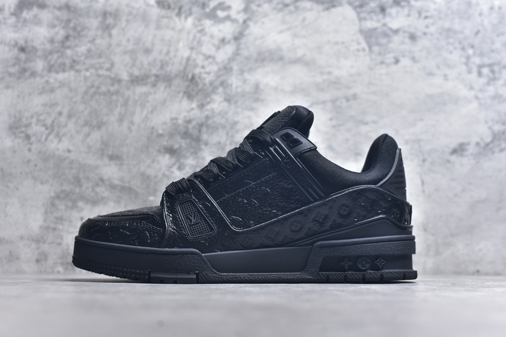 #AM-甄选 碾压市场7××版本 独家𝑻𝒓𝒂𝒊𝒏𝒆𝒓 现货入库💪🏻 救市品质 走量拉新神器 独家高定版最强平替 价格优势碾压市场 救市批次 高端零售 外贸专供 原版购入开发 正确空胶工艺 ZP级全套包装 完美楦型 正确卡色 大底TPU 质感媲美原版 细节与原版一致 注意区分市面通货 比肩高定 尺码：35-46-选品中心