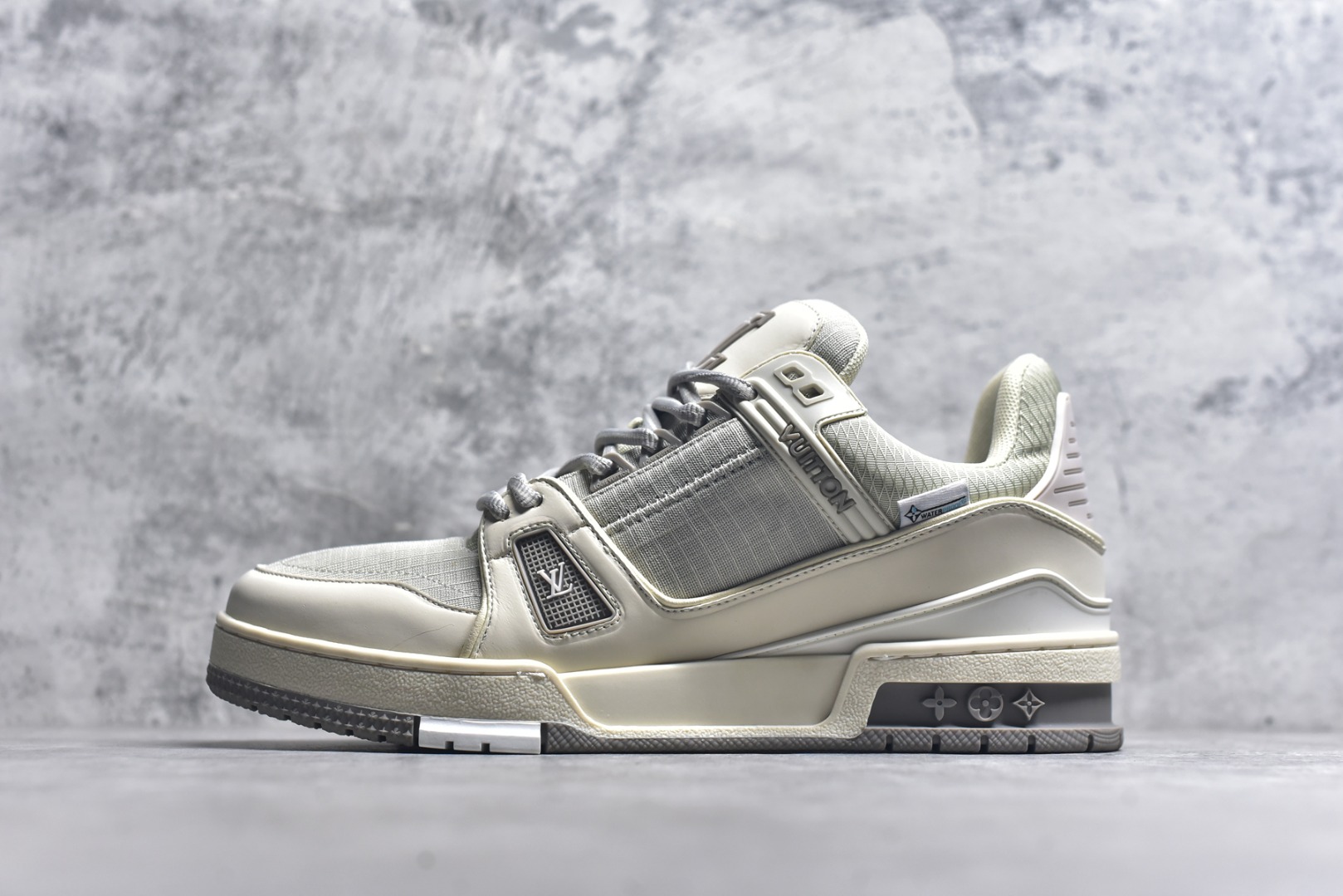 #AM-甄选 碾压市场7××版本 独家𝑻𝒓𝒂𝒊𝒏𝒆𝒓 现货入库💪🏻 救市品质 走量拉新神器 独家高定版最强平替 价格优势碾压市场 救市批次 高端零售 外贸专供 原版购入开发 正确空胶工艺 ZP级全套包装 完美楦型 正确卡色 大底TPU 质感媲美原版 细节与原版一致 注意区分市面通货 比肩高定 尺码：35-46-选品中心