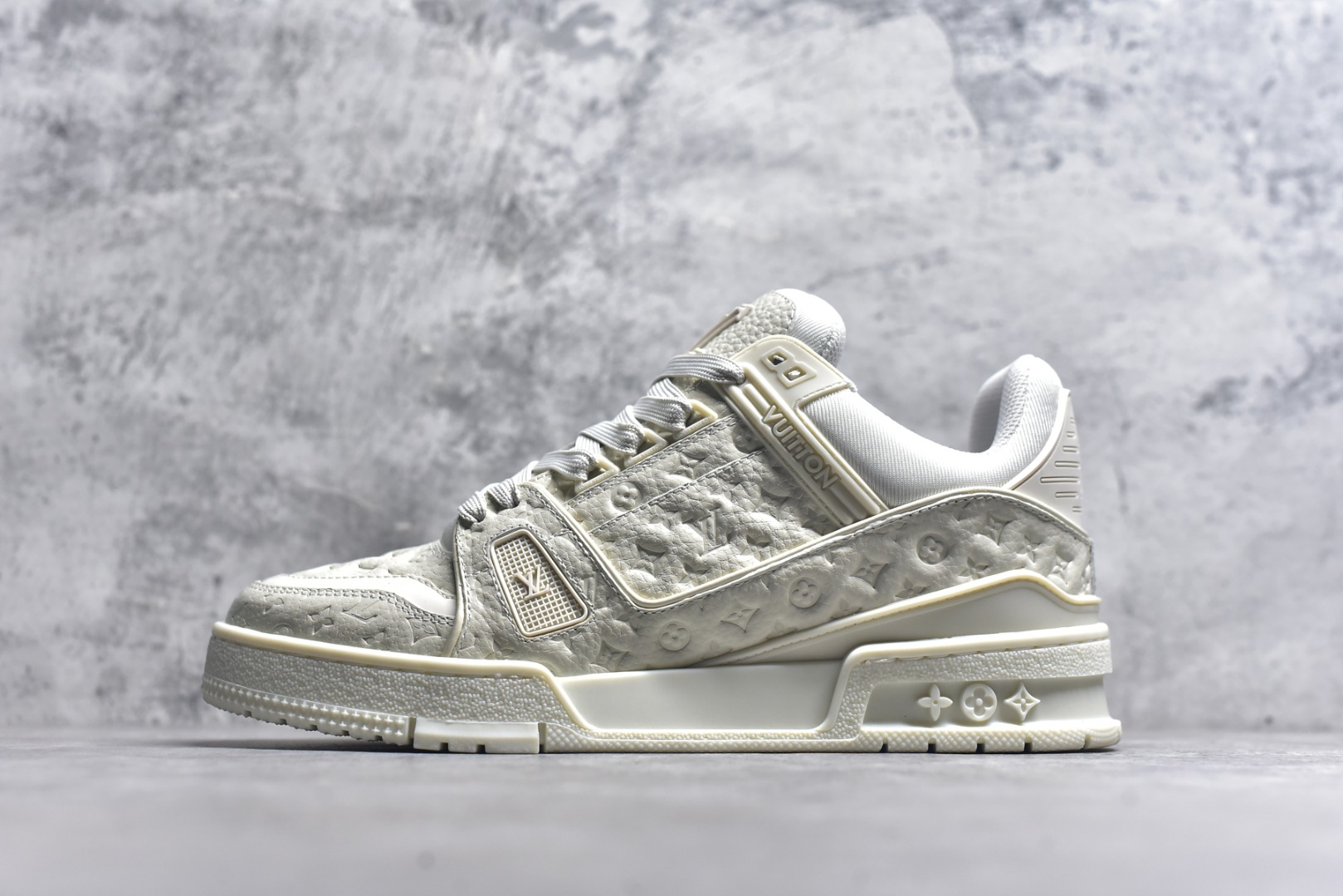 #AM-甄选 碾压市场7××版本 独家𝑻𝒓𝒂𝒊𝒏𝒆𝒓 现货入库💪🏻 救市品质 走量拉新神器 独家高定版最强平替 价格优势碾压市场 救市批次 高端零售 外贸专供 原版购入开发 正确空胶工艺 ZP级全套包装 完美楦型 正确卡色 大底TPU 质感媲美原版 细节与原版一致 注意区分市面通货 比肩高定 尺码：35-46-选品中心