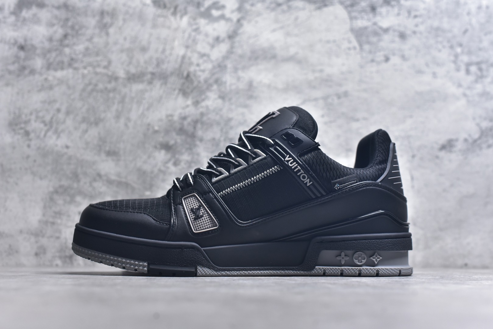 #AM-甄选 碾压市场7××版本 独家𝑻𝒓𝒂𝒊𝒏𝒆𝒓 现货入库💪🏻 救市品质 走量拉新神器 独家高定版最强平替 价格优势碾压市场 救市批次 高端零售 外贸专供 原版购入开发 正确空胶工艺 ZP级全套包装 完美楦型 正确卡色 大底TPU 质感媲美原版 细节与原版一致 注意区分市面通货 比肩高定 尺码：35-46-选品中心