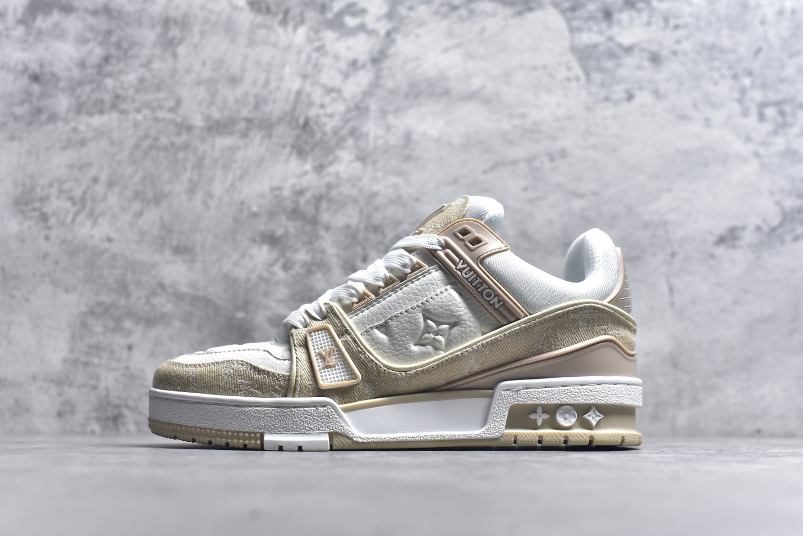 #AM-甄选 碾压市场7××版本 独家𝑻𝒓𝒂𝒊𝒏𝒆𝒓 现货入库💪🏻 救市品质 走量拉新神器 独家高定版最强平替 价格优势碾压市场 救市批次 高端零售 外贸专供 原版购入开发 正确空胶工艺 ZP级全套包装 完美楦型 正确卡色 大底TPU 质感媲美原版 细节与原版一致 注意区分市面通货 比肩高定 尺码：35-46-选品中心