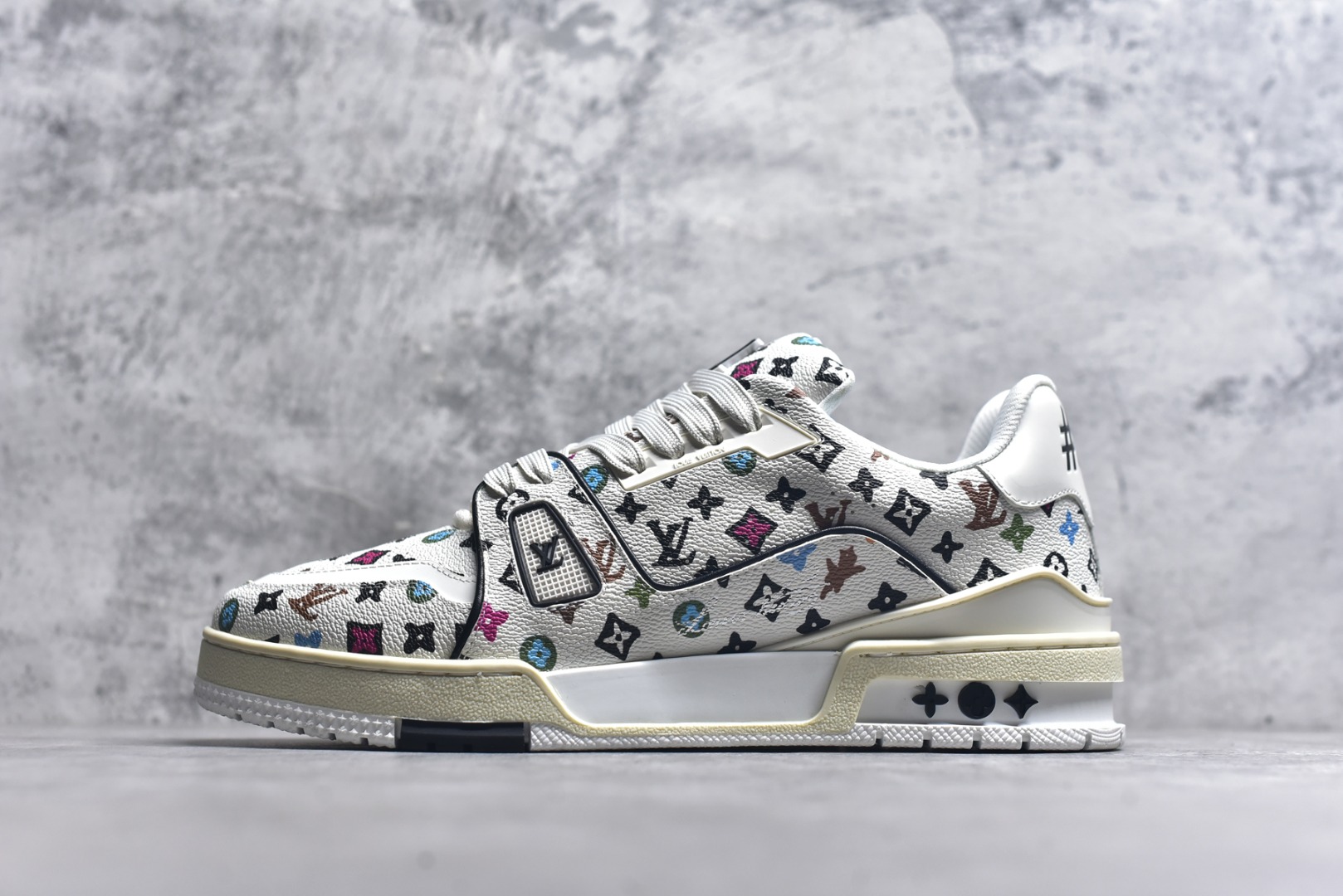 #AM-甄选 碾压市场7××版本 独家𝑻𝒓𝒂𝒊𝒏𝒆𝒓 现货入库💪🏻 救市品质 走量拉新神器 独家高定版最强平替 价格优势碾压市场 救市批次 高端零售 外贸专供 原版购入开发 正确空胶工艺 ZP级全套包装 完美楦型 正确卡色 大底TPU 质感媲美原版 细节与原版一致 注意区分市面通货 比肩高定 尺码：35-46-选品中心