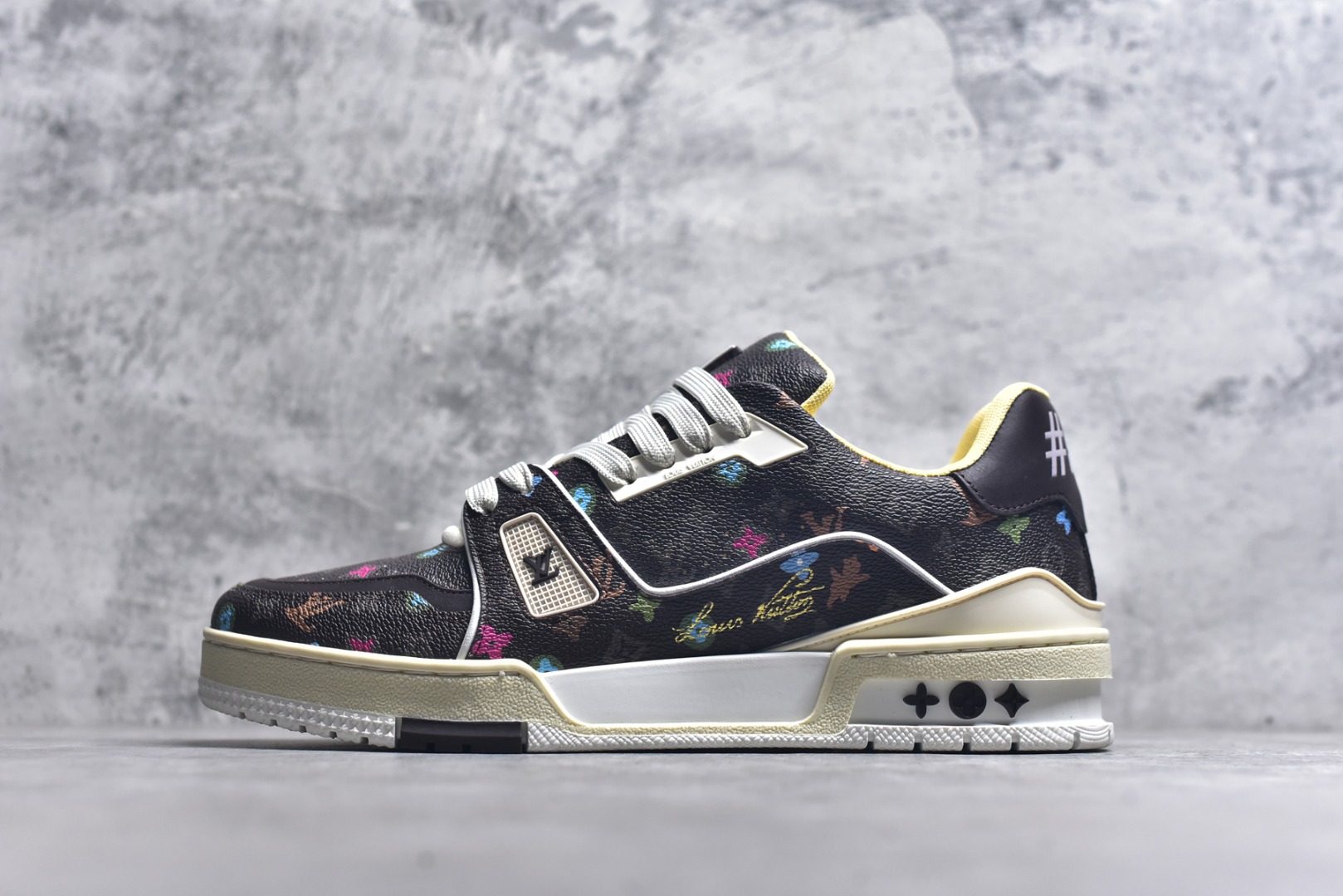 #AM-甄选 碾压市场7××版本 独家𝑻𝒓𝒂𝒊𝒏𝒆𝒓 现货入库💪🏻 救市品质 走量拉新神器 独家高定版最强平替 价格优势碾压市场 救市批次 高端零售 外贸专供 原版购入开发 正确空胶工艺 ZP级全套包装 完美楦型 正确卡色 大底TPU 质感媲美原版 细节与原版一致 注意区分市面通货 比肩高定 尺码：35-46-选品中心