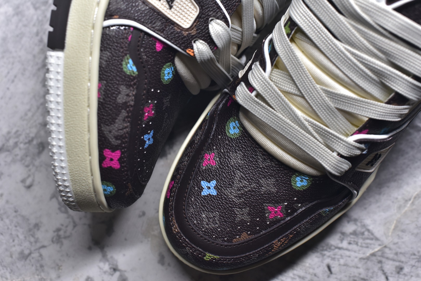 图片[8]-#AM-甄选 碾压市场7××版本 独家𝑻𝒓𝒂𝒊𝒏𝒆𝒓 现货入库💪🏻 救市品质 走量拉新神器 独家高定版最强平替 价格优势碾压市场 救市批次 高端零售 外贸专供 原版购入开发 正确空胶工艺 ZP级全套包装 完美楦型 正确卡色 大底TPU 质感媲美原版 细节与原版一致 注意区分市面通货 比肩高定 尺码：35-46-选品中心