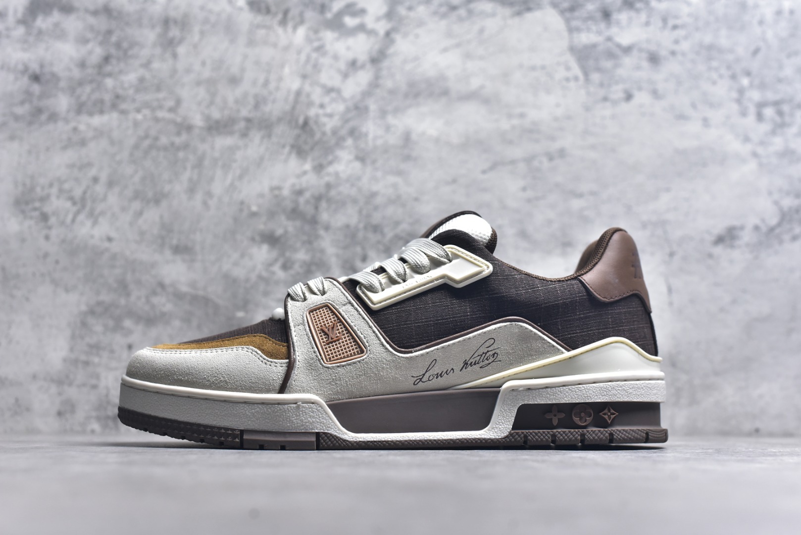 #AM-甄选 碾压市场7××版本 独家𝑻𝒓𝒂𝒊𝒏𝒆𝒓 现货入库💪🏻 救市品质 走量拉新神器 独家高定版最强平替 价格优势碾压市场 救市批次 高端零售 外贸专供 原版购入开发 正确空胶工艺 ZP级全套包装 完美楦型 正确卡色 大底TPU 质感媲美原版 细节与原版一致 注意区分市面通货 比肩高定 尺码：35-46-选品中心