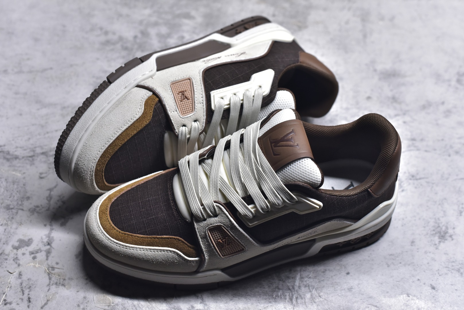 图片[7]-#AM-甄选 碾压市场7××版本 独家𝑻𝒓𝒂𝒊𝒏𝒆𝒓 现货入库💪🏻 救市品质 走量拉新神器 独家高定版最强平替 价格优势碾压市场 救市批次 高端零售 外贸专供 原版购入开发 正确空胶工艺 ZP级全套包装 完美楦型 正确卡色 大底TPU 质感媲美原版 细节与原版一致 注意区分市面通货 比肩高定 尺码：35-46-选品中心