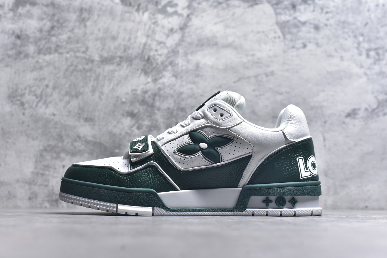 #AM-甄选 碾压市场7××版本 独家𝑻𝒓𝒂𝒊𝒏𝒆𝒓 现货入库💪🏻 救市品质 走量拉新神器 独家高定版最强平替 价格优势碾压市场 救市批次 高端零售 外贸专供 原版购入开发 正确空胶工艺 ZP级全套包装 完美楦型 正确卡色 大底TPU 质感媲美原版 细节与原版一致 注意区分市面通货 比肩高定 尺码：39-46-选品中心