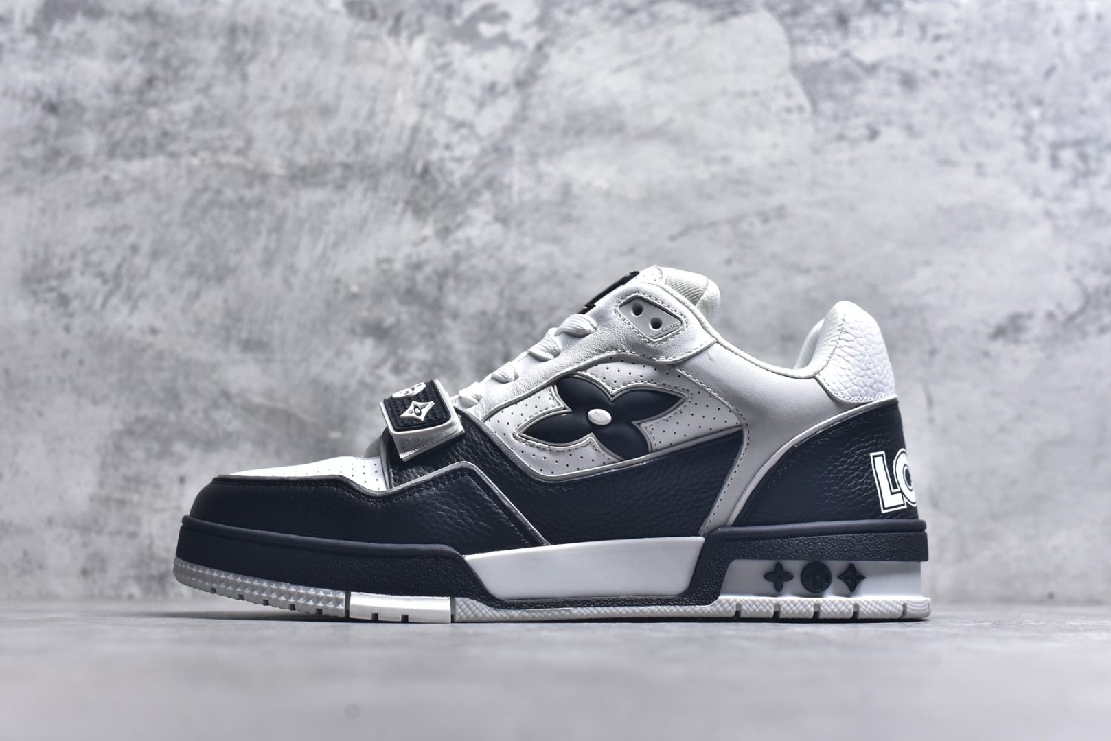 #AM-甄选 碾压市场7××版本 独家𝑻𝒓𝒂𝒊𝒏𝒆𝒓 现货入库💪🏻 救市品质 走量拉新神器 独家高定版最强平替 价格优势碾压市场 救市批次 高端零售 外贸专供 原版购入开发 正确空胶工艺 ZP级全套包装 完美楦型 正确卡色 大底TPU 质感媲美原版 细节与原版一致 注意区分市面通货 比肩高定 尺码：39-46-选品中心