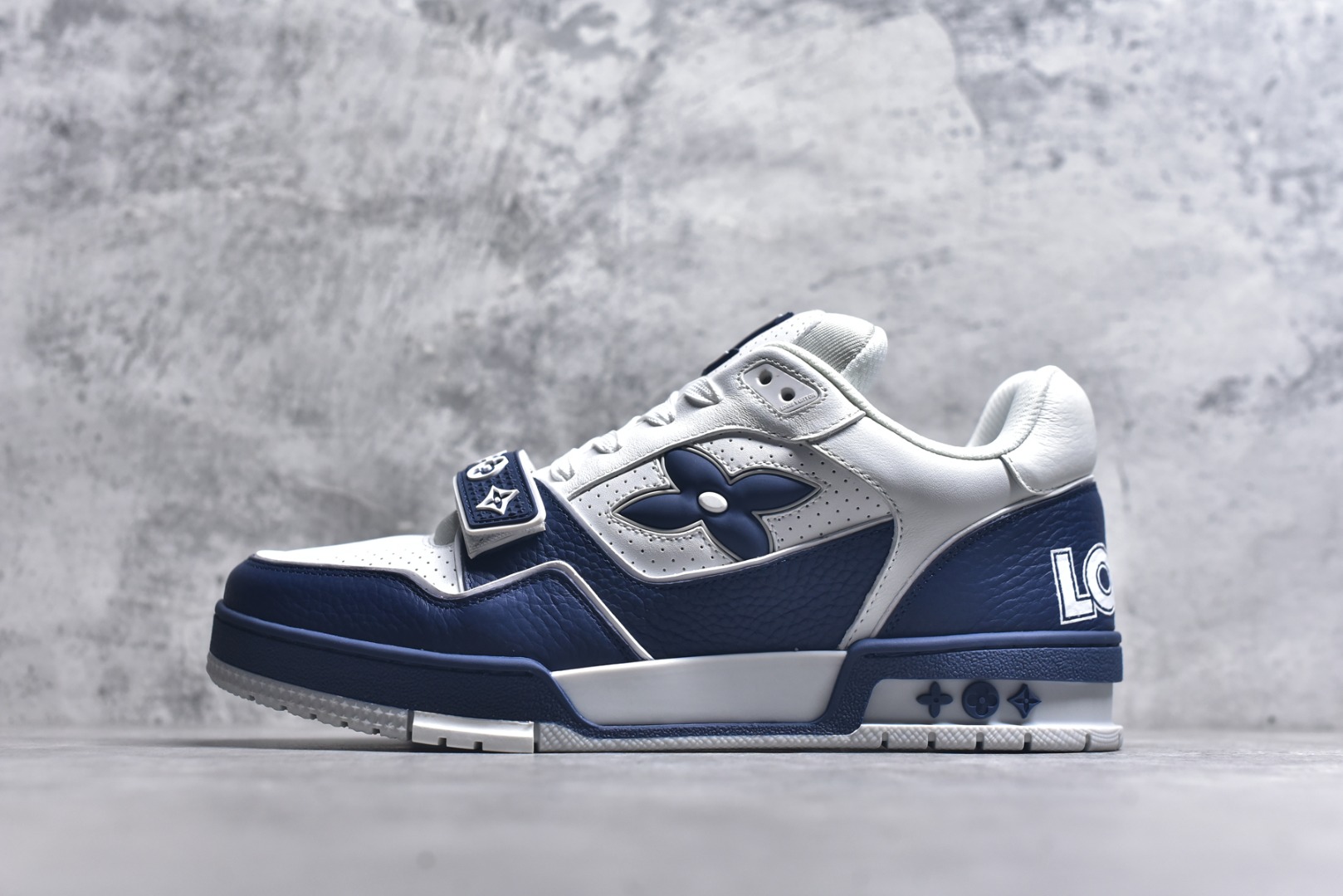 #AM-甄选 碾压市场7××版本 独家𝑻𝒓𝒂𝒊𝒏𝒆𝒓 现货入库💪🏻 救市品质 走量拉新神器 独家高定版最强平替 价格优势碾压市场 救市批次 高端零售 外贸专供 原版购入开发 正确空胶工艺 ZP级全套包装 完美楦型 正确卡色 大底TPU 质感媲美原版 细节与原版一致 注意区分市面通货 比肩高定 尺码：39-46-选品中心