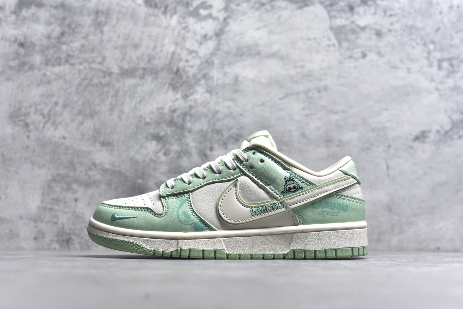#Nike SB Dunk Low 米绿拉布布 周年高端定制 低帮休闲板鞋 SR2025-006 #定制鞋盒 大厂纯原品质出货 超高清洁度 皮料切割干净无任何毛边 细节完美 尺码：36 36.5 37.5 38 38.5 39 40 40.5 41 42 42.5 43 44 44.5 45 9.E5-选品中心