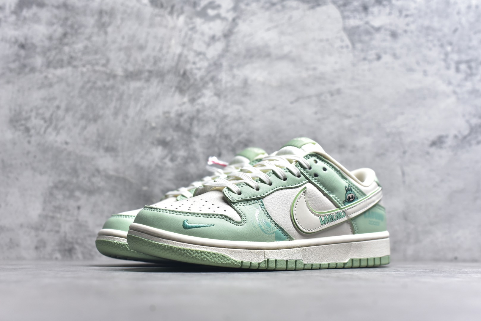 图片[2]-#Nike SB Dunk Low 米绿拉布布 周年高端定制 低帮休闲板鞋 SR2025-006 #定制鞋盒 大厂纯原品质出货 超高清洁度 皮料切割干净无任何毛边 细节完美 尺码：36 36.5 37.5 38 38.5 39 40 40.5 41 42 42.5 43 44 44.5 45 9.E5-选品中心