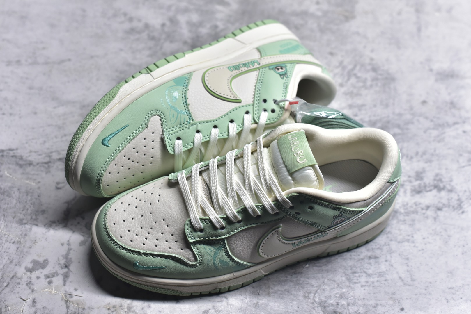 图片[7]-#Nike SB Dunk Low 米绿拉布布 周年高端定制 低帮休闲板鞋 SR2025-006 #定制鞋盒 大厂纯原品质出货 超高清洁度 皮料切割干净无任何毛边 细节完美 尺码：36 36.5 37.5 38 38.5 39 40 40.5 41 42 42.5 43 44 44.5 45 9.E5-选品中心