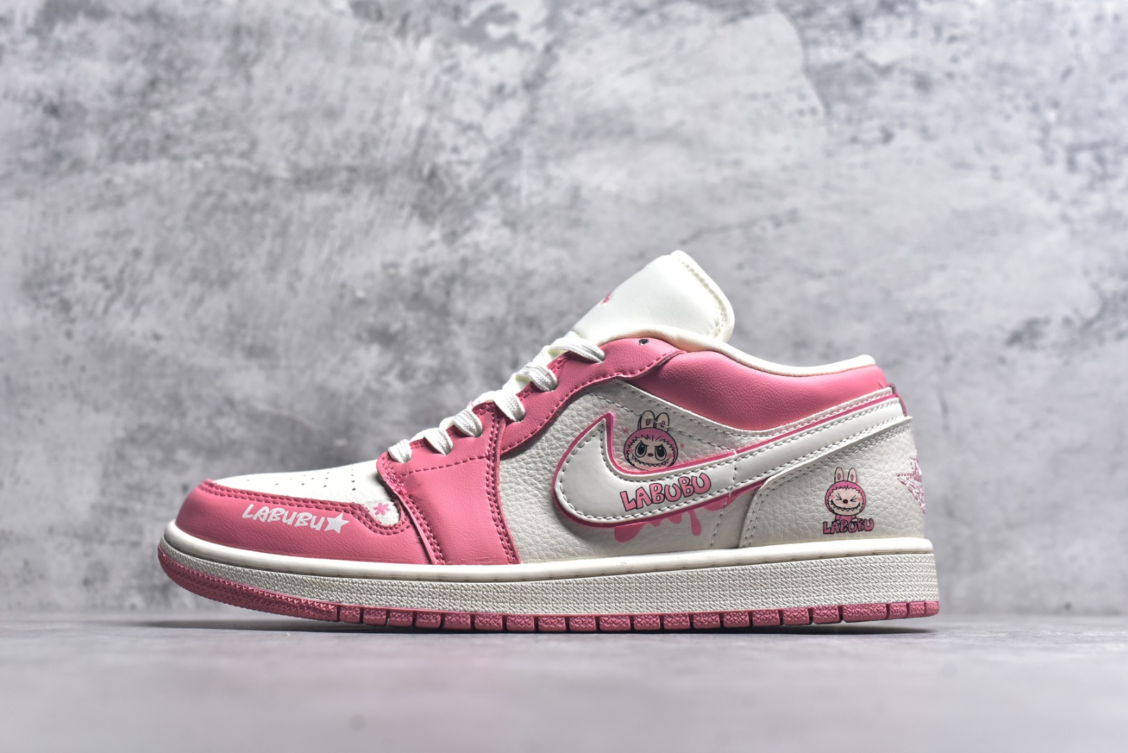 #Nike SB Dunk Low“ 米粉拉布布” 周年高端定制 低帮休闲板鞋 定制鞋盒 大厂纯原品质出货 超高清洁度 皮料切割干净无任何毛边 细节完美 货号：SR2025-007 尺码：36 36.5 37.5 38 38.5 39 40 40.5 41 42 42.5 43 44 44.5 45-选品中心