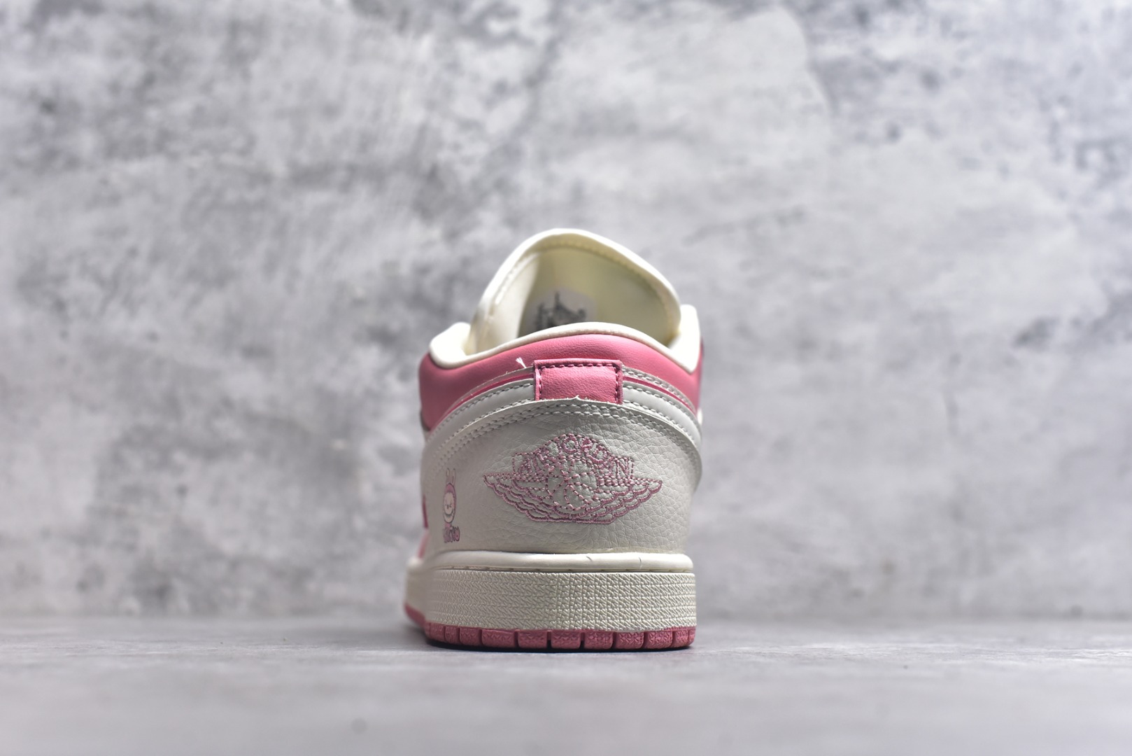 图片[5]-#Nike SB Dunk Low“ 米粉拉布布” 周年高端定制 低帮休闲板鞋 定制鞋盒 大厂纯原品质出货 超高清洁度 皮料切割干净无任何毛边 细节完美 货号：SR2025-007 尺码：36 36.5 37.5 38 38.5 39 40 40.5 41 42 42.5 43 44 44.5 45-选品中心