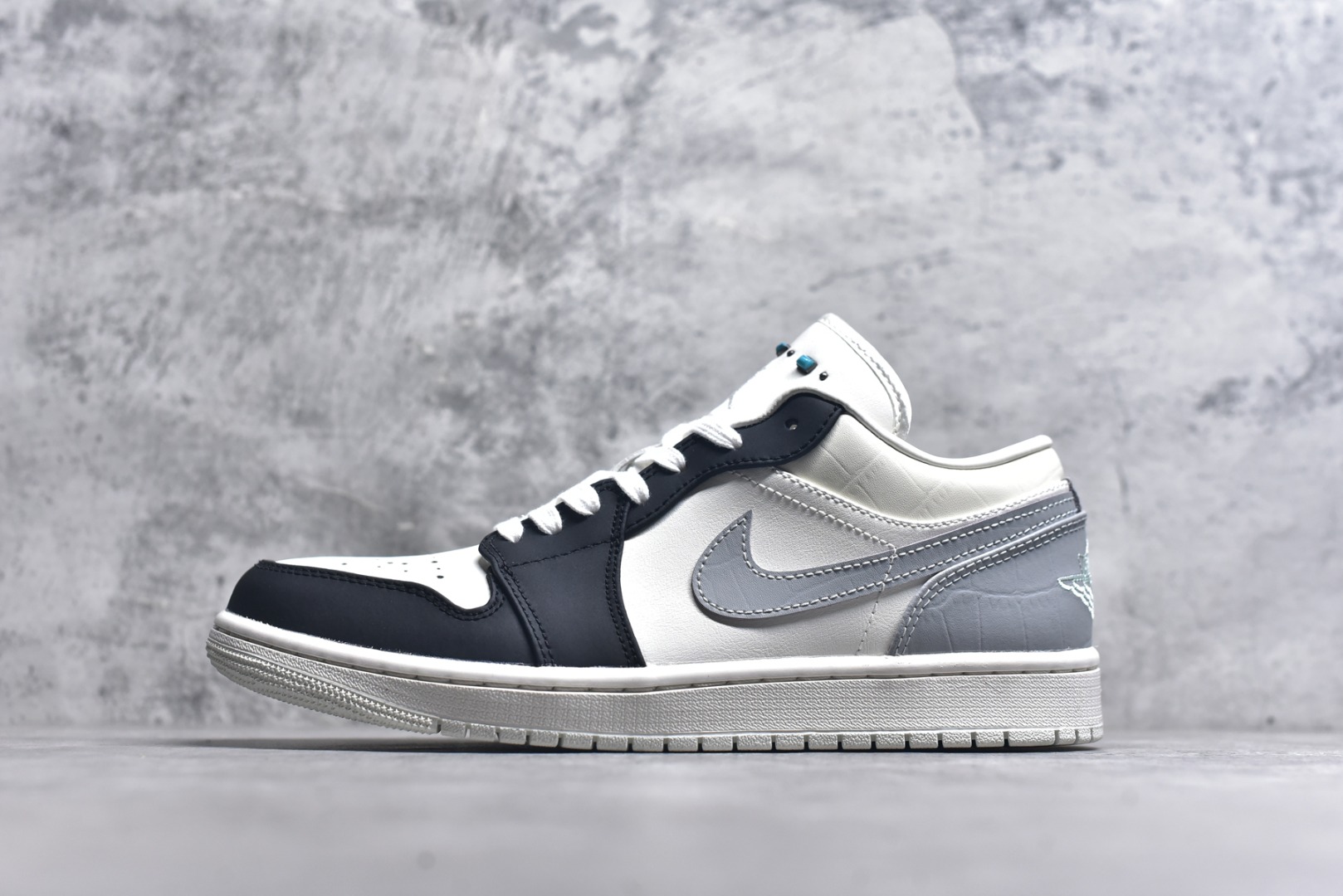 #Air Jordan AJ1 Low 低帮 IO2242-01 终端优势供应 市面中低帮最具代表性版本没有之一 口碑大厂出品 品控大底版型不断改良更新 全套原纸板楦头开发 确保原汁原味 完美呈现版型 完美零毛边处理 原厂内置全掌气垫 价格定位良心 平台专用代工流水线出品 一眼公司既视感 拿到手的一瞬间就与众不同 碾压市面所有版本 全部原鞋开发 每一个配色都会采购原鞋确认细节 打破市面看图做货无好货之说 尺码：35.5 36 36.5 37.5 38 38.5 39 40 40.5 41 42 42.5 43 44 44.5 45 46-选品中心