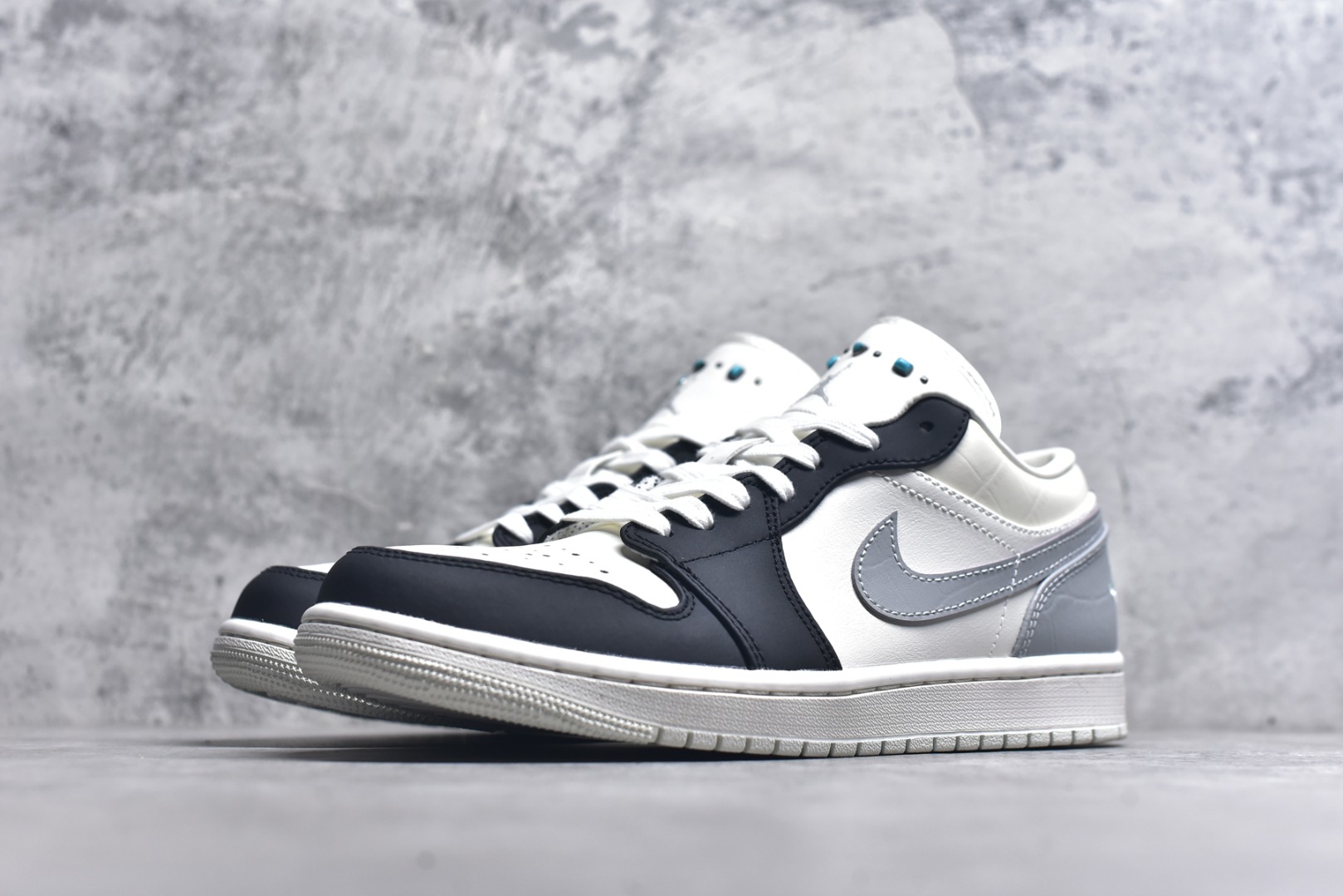 图片[2]-#Air Jordan AJ1 Low 低帮 IO2242-01 终端优势供应 市面中低帮最具代表性版本没有之一 口碑大厂出品 品控大底版型不断改良更新 全套原纸板楦头开发 确保原汁原味 完美呈现版型 完美零毛边处理 原厂内置全掌气垫 价格定位良心 平台专用代工流水线出品 一眼公司既视感 拿到手的一瞬间就与众不同 碾压市面所有版本 全部原鞋开发 每一个配色都会采购原鞋确认细节 打破市面看图做货无好货之说 尺码：35.5 36 36.5 37.5 38 38.5 39 40 40.5 41 42 42.5 43 44 44.5 45 46-选品中心